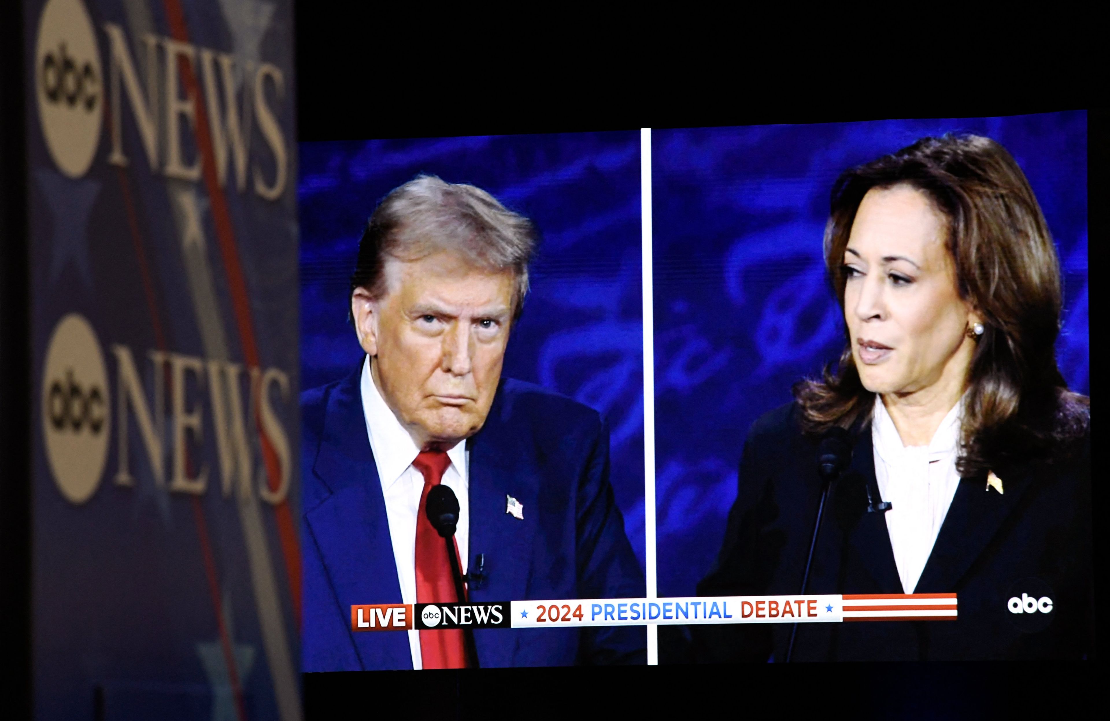 Dona;d Trump i Kamala Harris na ekranie podczas debaty w telewizji ABC