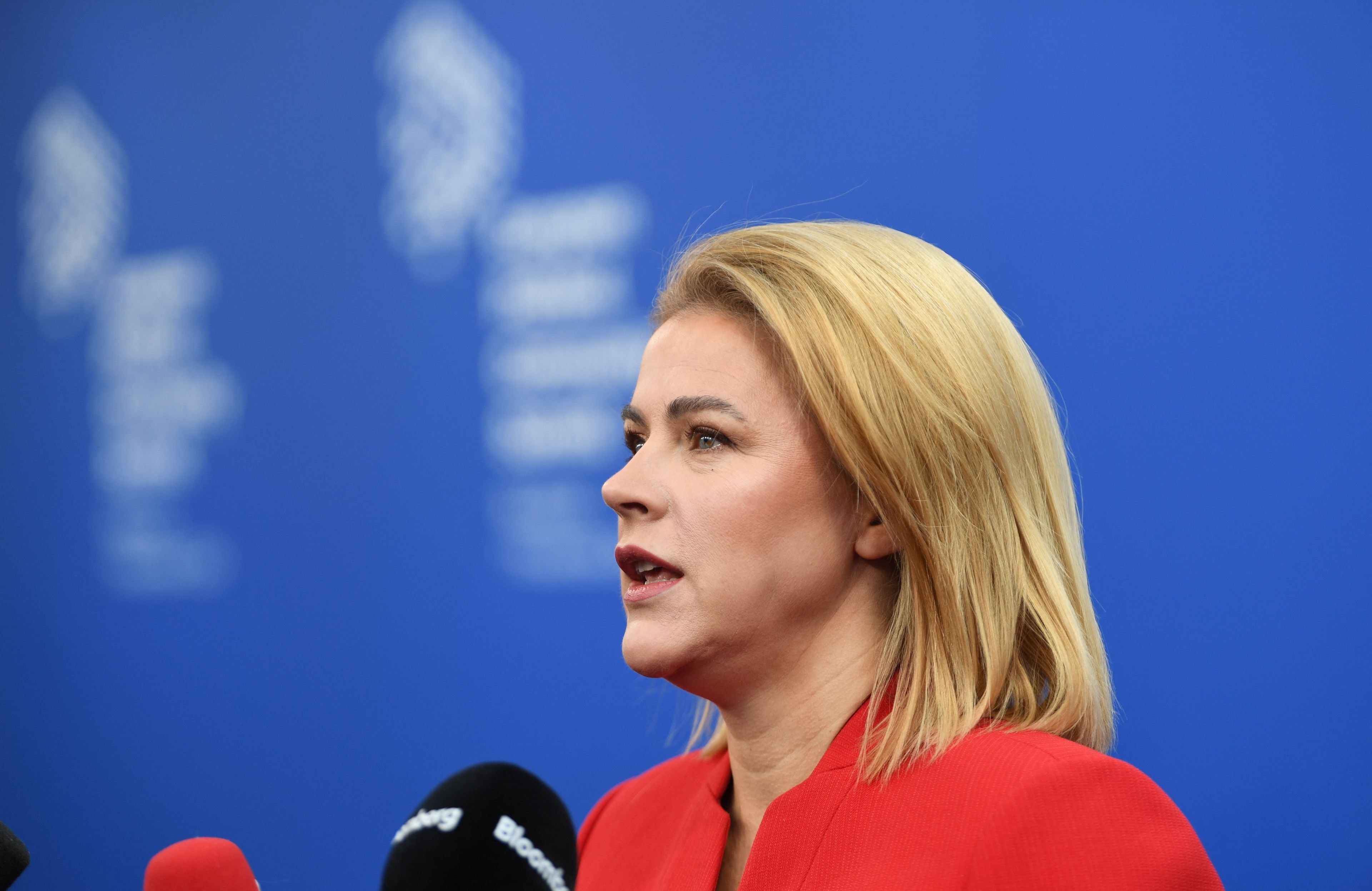 Kobieta w czerwonej sukience na niebieskim tle