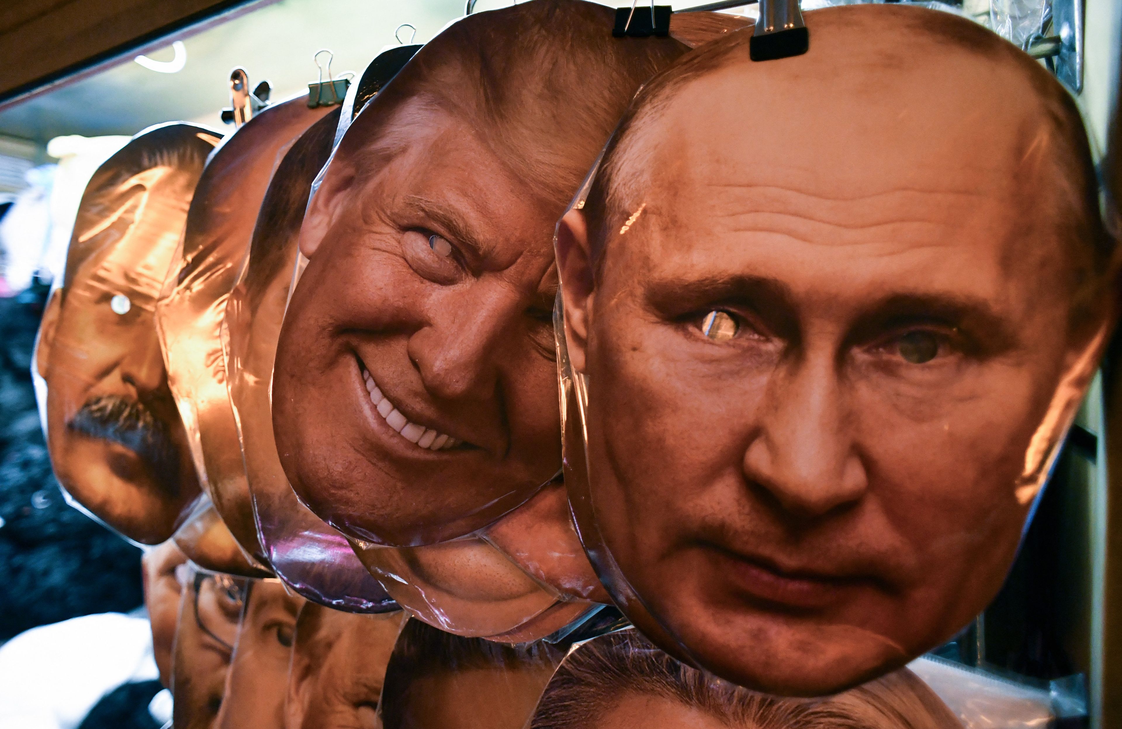 Maski z twarzami światowych przywódców, m.in. Putina i Trumpa