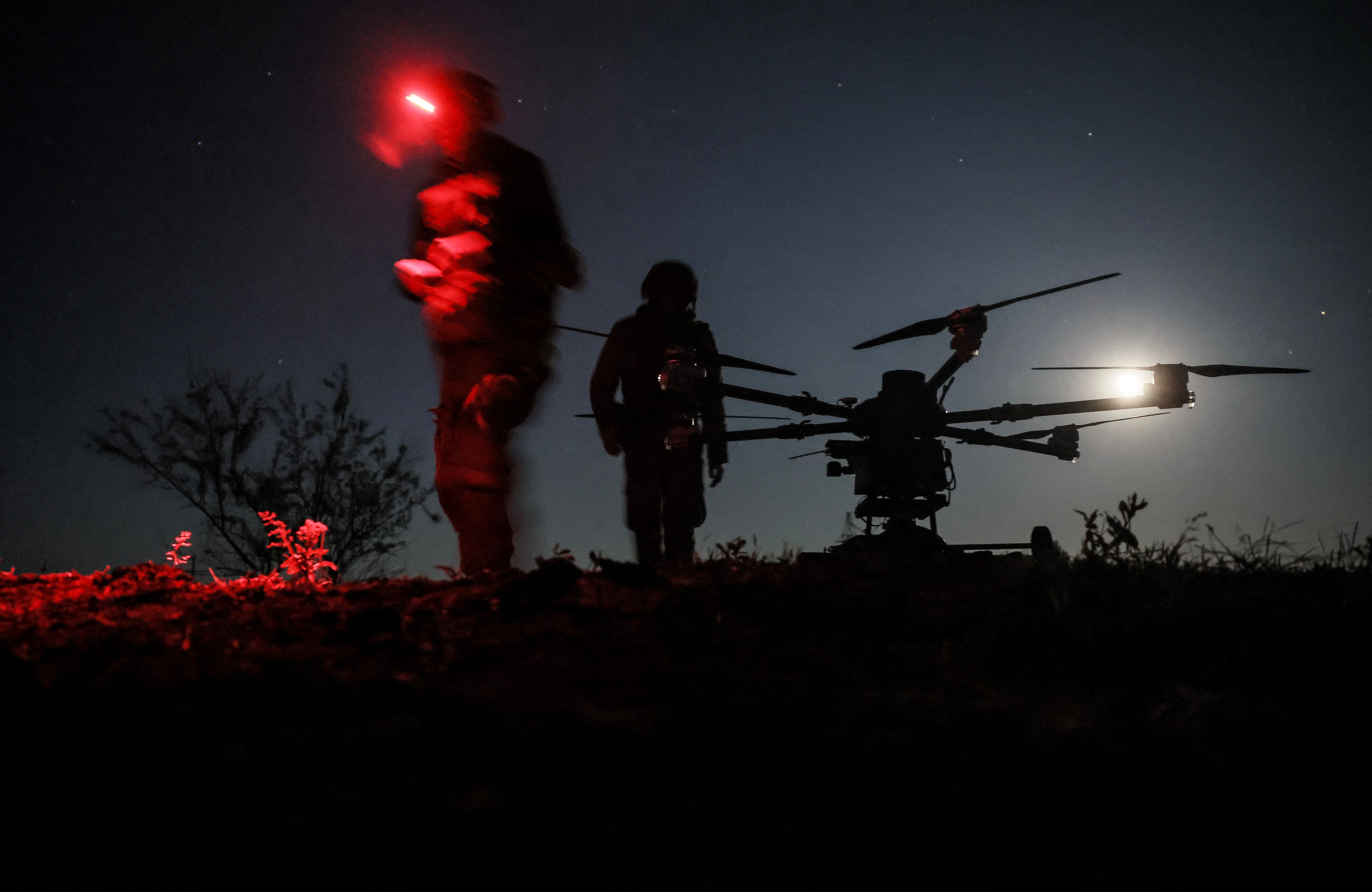 Ukraińscy żołnierze przygotowują do lotu dron Khazan zdolny do przenoszenia cargo i ciężkich bomb. Zdjęcie wykonane w okolicach Chasiv Jaru w obwodzie donieckim. 15.05.2025 r