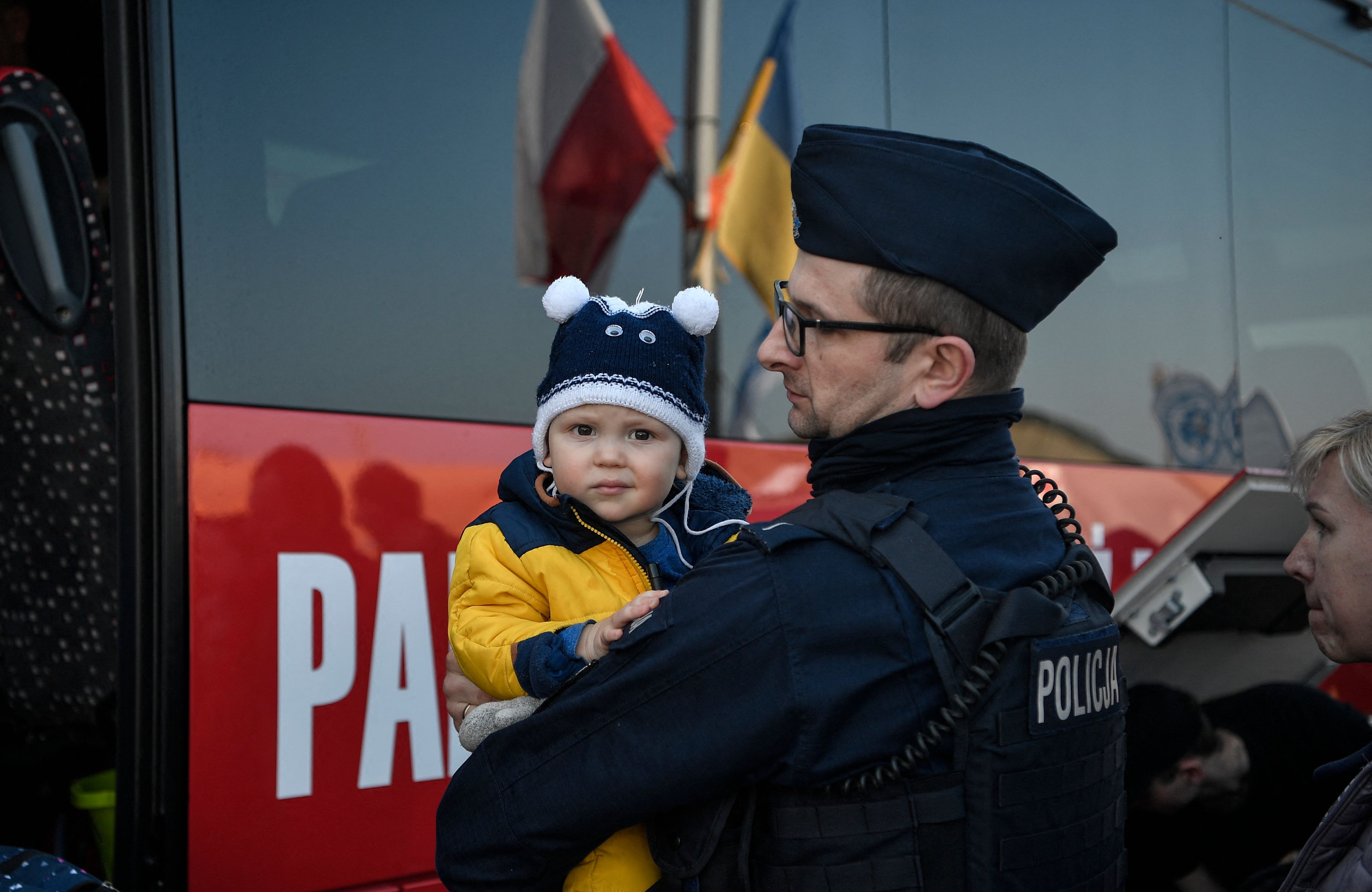 Ukraińscy uchodźcy przekraczają granicę z Polską