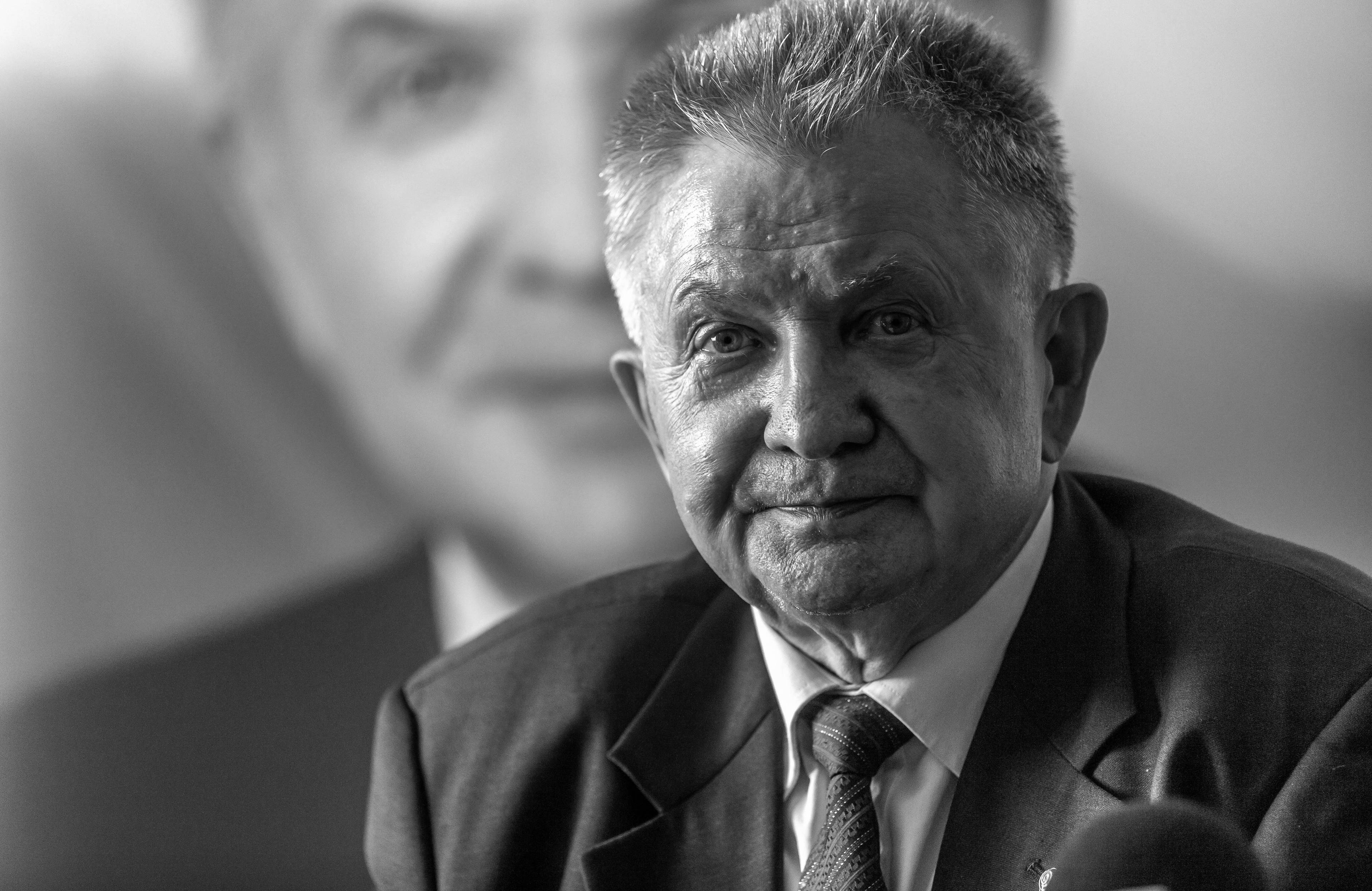 Starszy mężczyzna w krawacie i ciemnym garniturze (Longin Pastusiak)