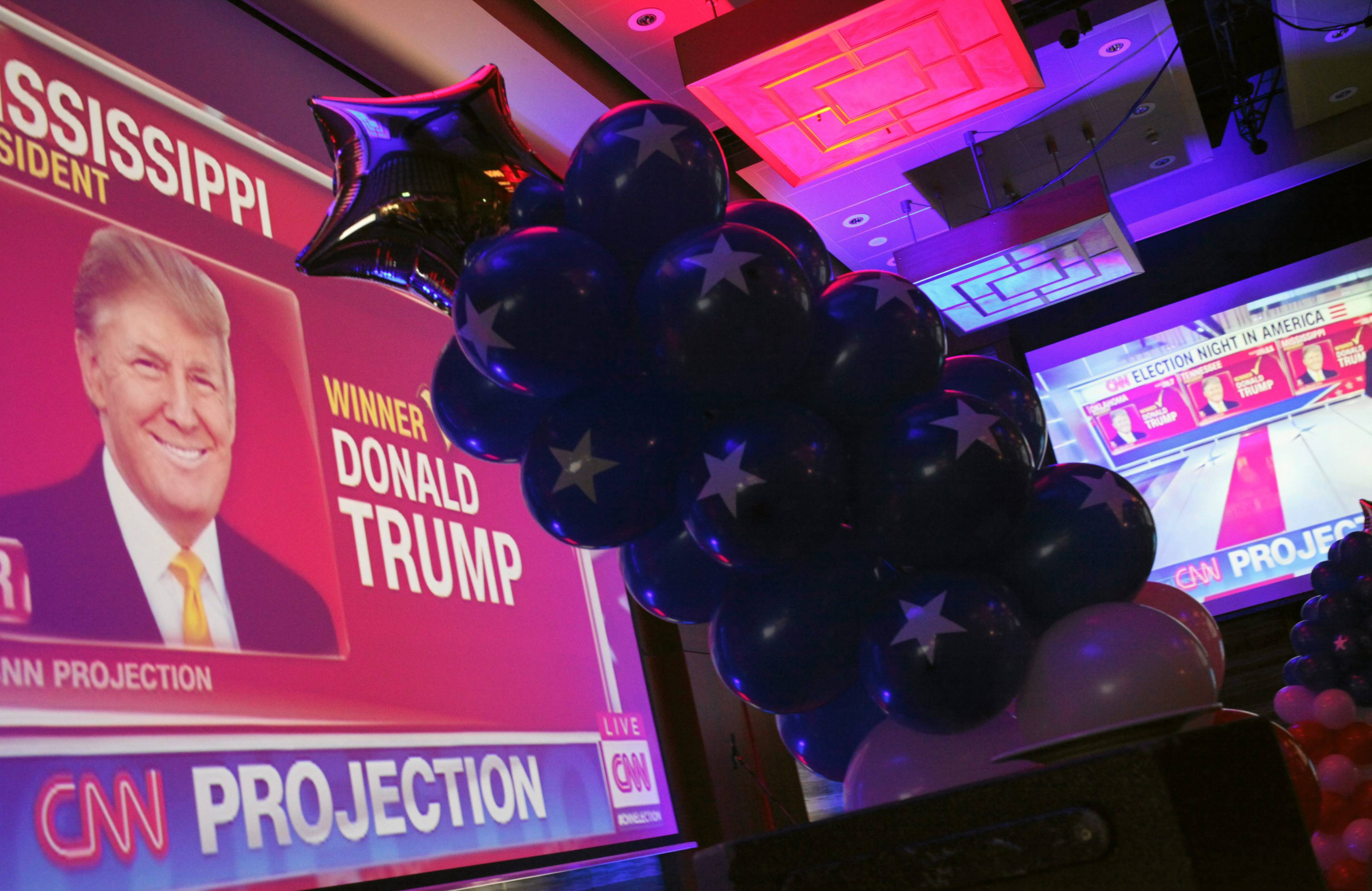 Wieczór wyborczy w Ambasadzie USA, na ekranie telewizora Donald Trump