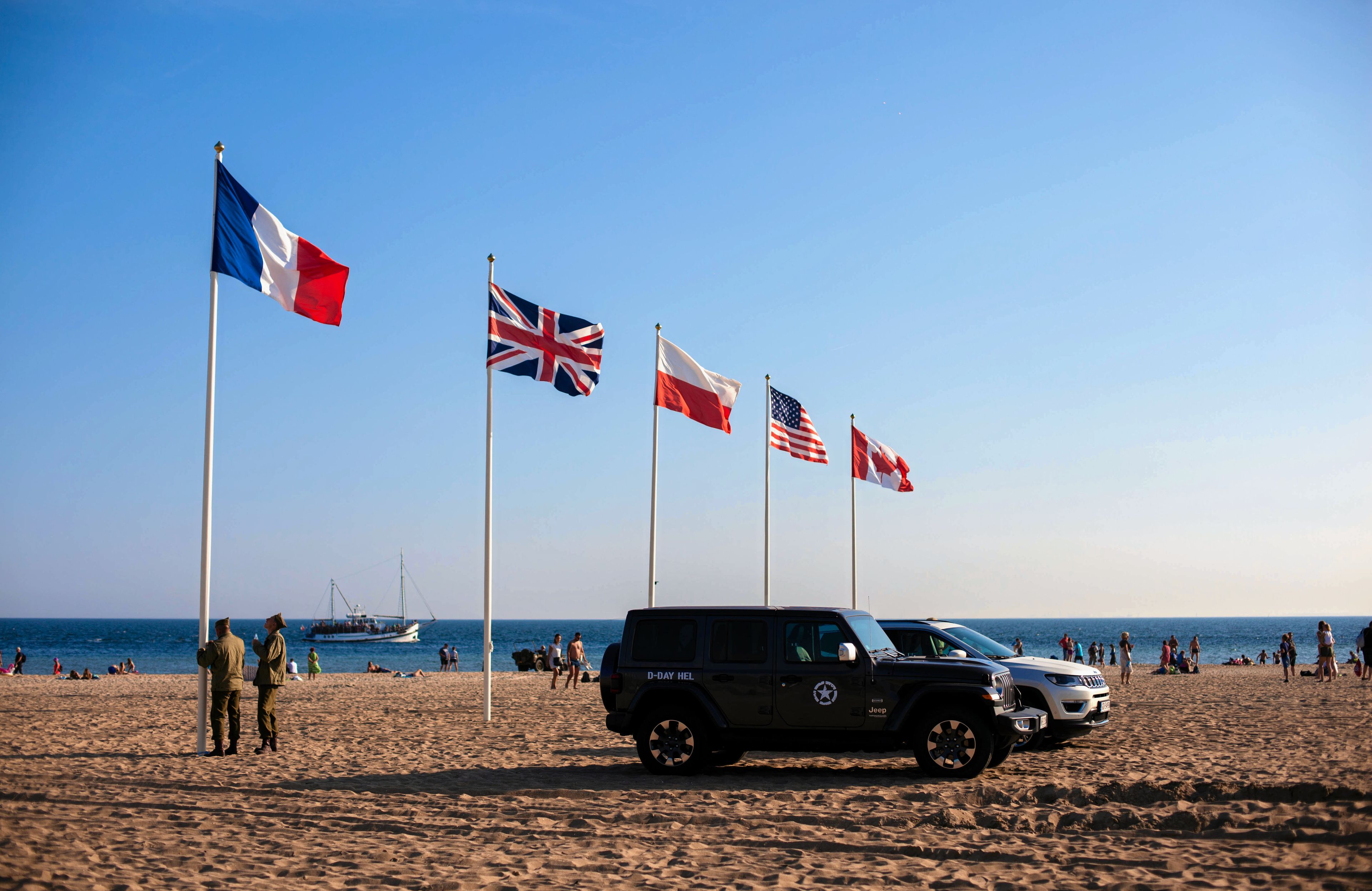 Flagi państw alianckich na plaży