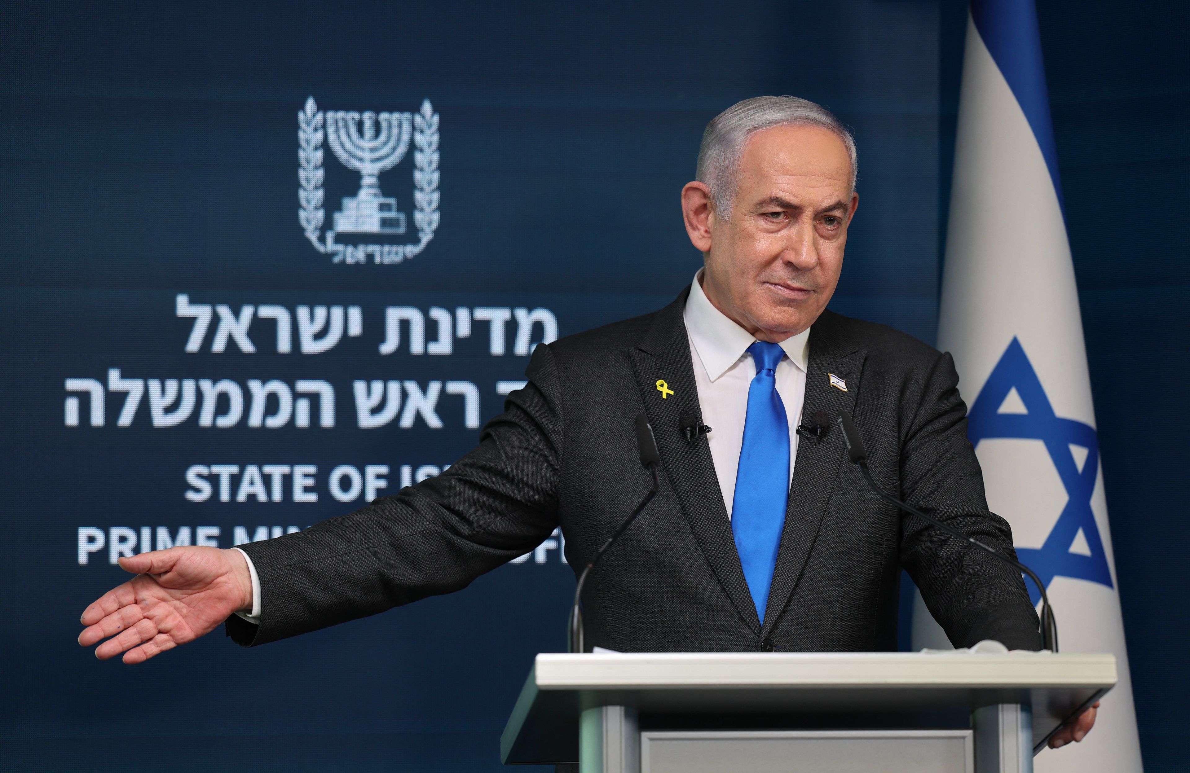 Premier Izraela Benjamin Netanjahu podczas konferencji prasowej gestykuluje prawą ręką