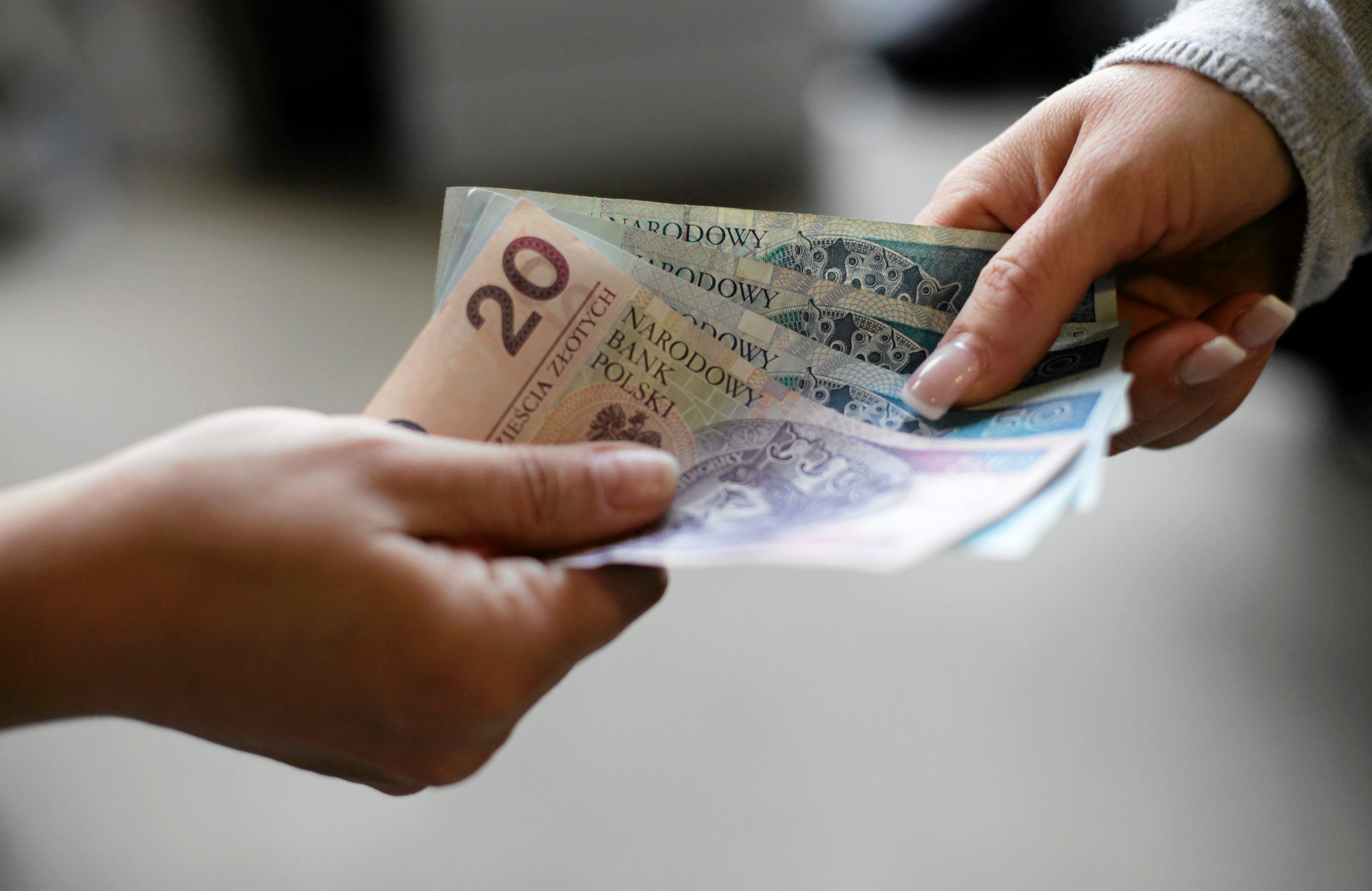 ręce przekazujące sobie pieniądze