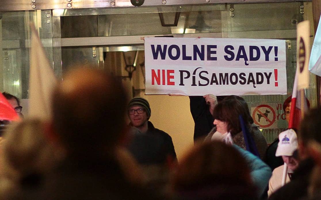 03.10.2018 Kielce , ulica Seminaryjska , Sad Okregowy . Protest w obronie sadow . 
Fot. Michal Walczak / Agencja Gazeta