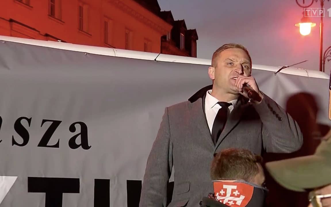 Grafika do artykułu "Wiadomości" TVP zachwycone Bąkiewiczem. Nazwał Tuska i opozycję Volksdeutschami