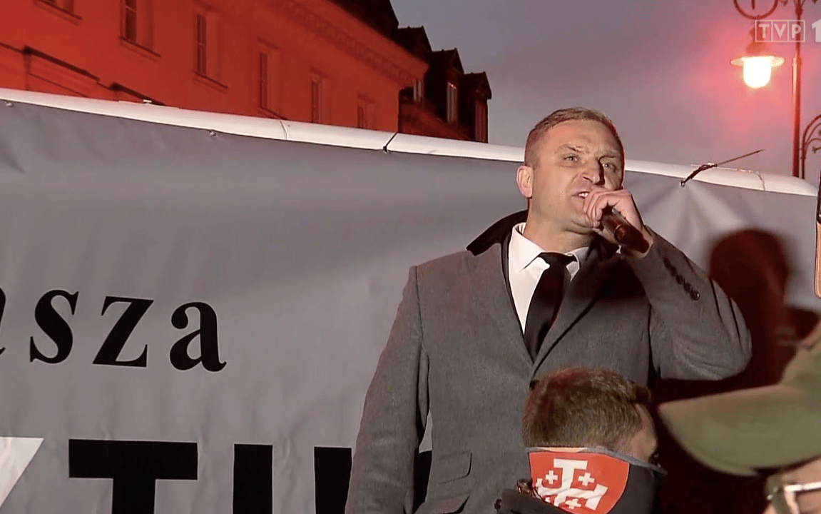 Grafika do artykułu "Wiadomości" TVP zachwycone Bąkiewiczem. Nazwał Tuska i opozycję Volksdeutschami