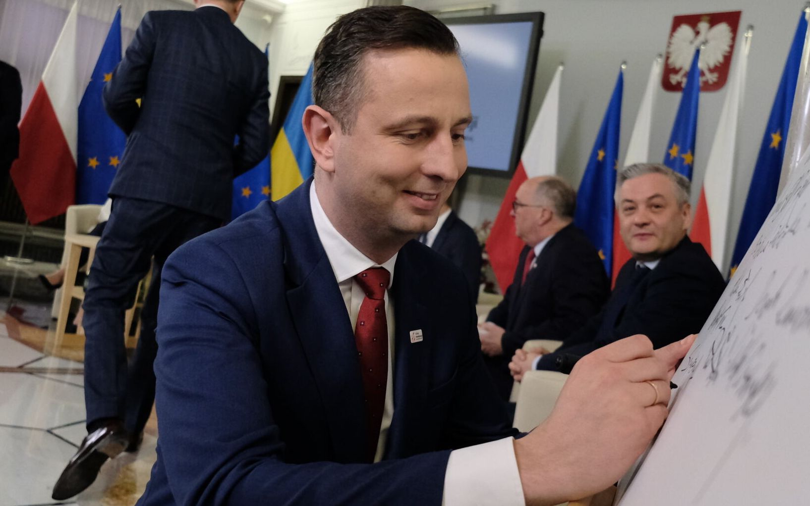 02.04.2022 Warszawa , Sejm . Uroczystosc z okazji 25 rocznicy uchwalenia obowiazujacej Konstytucji . nz Wladyslaw Kosiniak - Kamysz podpisuje deklaracje
Fot. Slawomir Kaminski / Agencja Wyborcza.pl