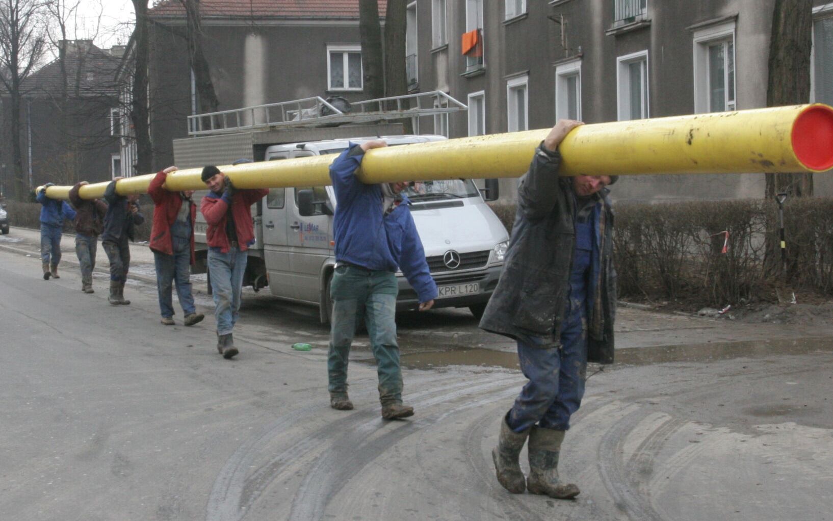 21.03.2006 , KRAKOW , OSIEDLE WILLOWE , PRACOWNICY FIRMY LEMAR WYMIENIAJA GLOWNY RUROCIAG GAZOWY NA OSIEDLU , FOT. KRZYSZTOF KAROLCZYK / AGENCJA GAZETA 
PLYTA KRAKOW NR 507