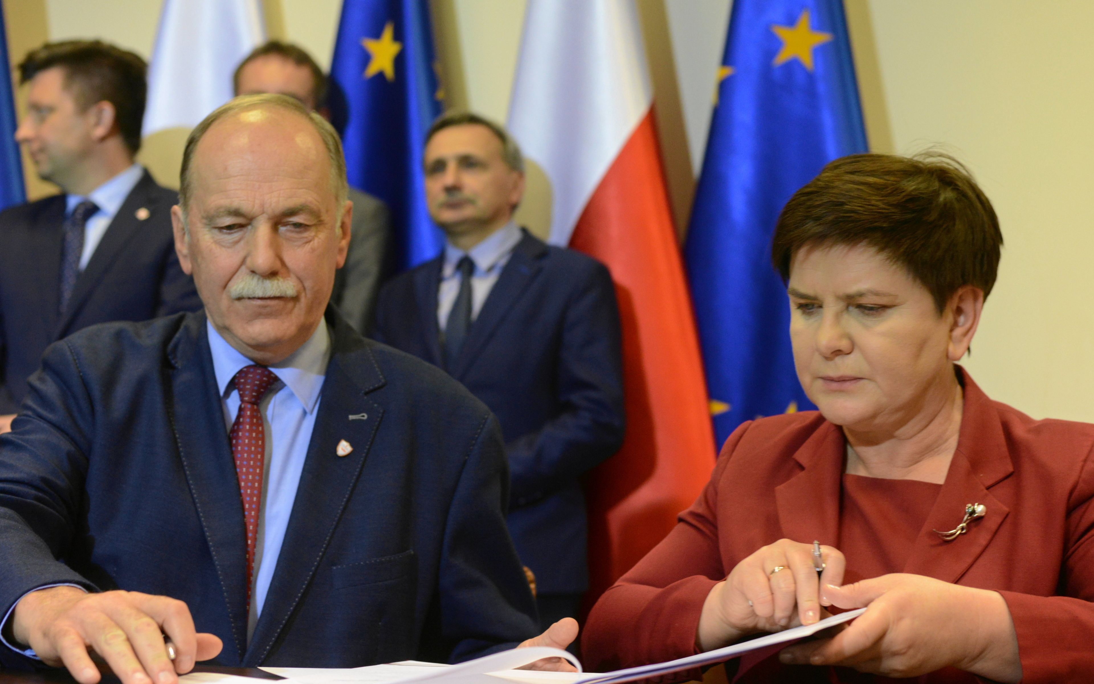 07.04.2019 Warszawa , ul. Limanowskiego 23 . Centrum Partnerstwa Spolecznego Dialog . Przewodniczacy Sekcji Krajowej Oswiaty i Wychowania NSZZ " Solidarnosc " Ryszard Proksa i wicepremier Beata Szydlo podczas negocjacji rzadu z przedstawicielami nauczycieli , dzien przed zapowiadanym strajkiem .
Fot. Maciek Jazwiecki / Agencja Gazeta