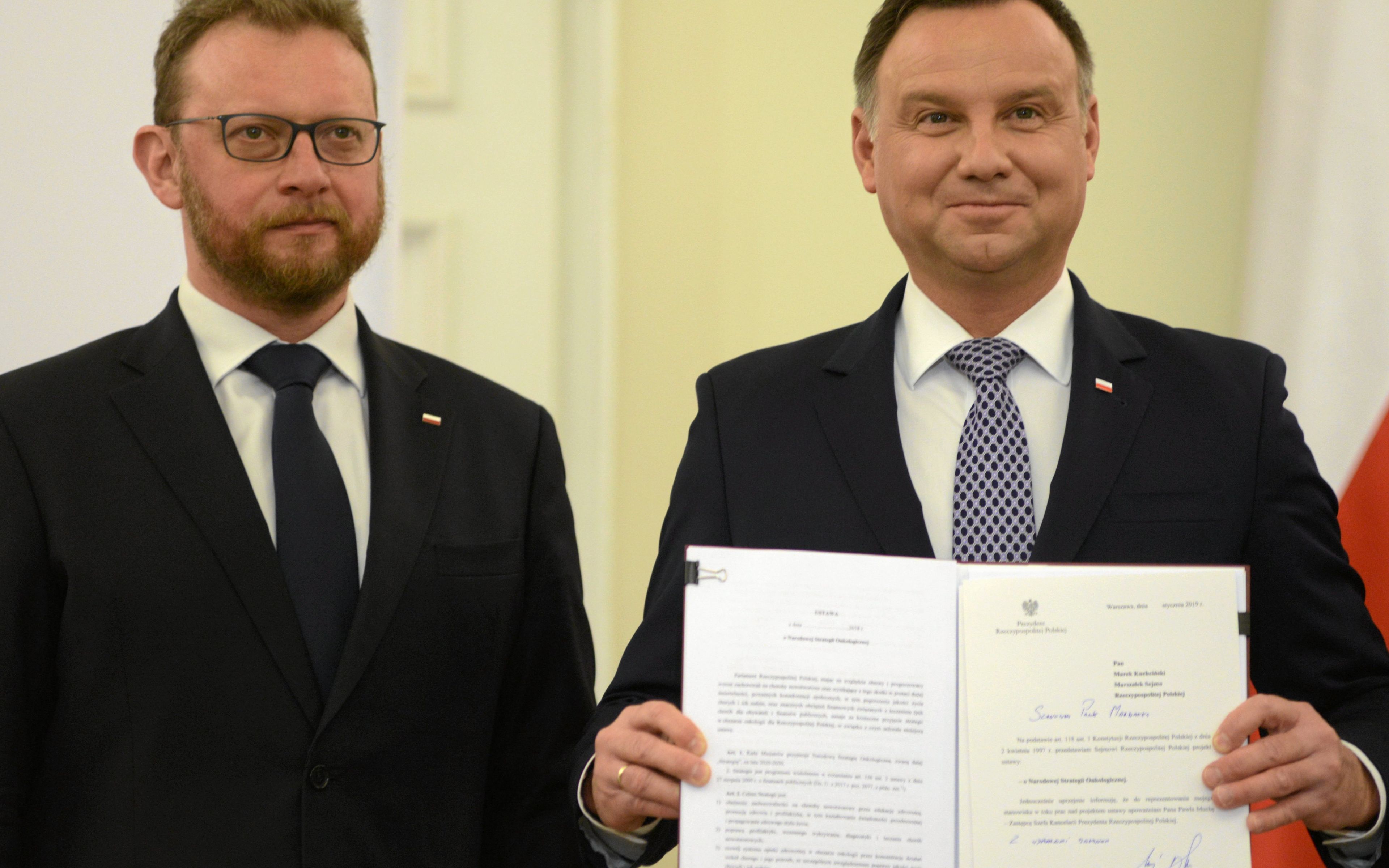 08.01.2019 Warszawa , Palac Prezydencki . Prezydent RP Andrzej Duda (c) i minister zdrowia Lukasz Szumowski (l)podczas podpisania projektu ustawy o Narodowej Strategii Onkologicznej przed przekazaniem do Sejmu RP . Pozniej zorganizowano konferencje prasowa .
Fot. Maciek Jazwiecki / Agencja Gazeta
