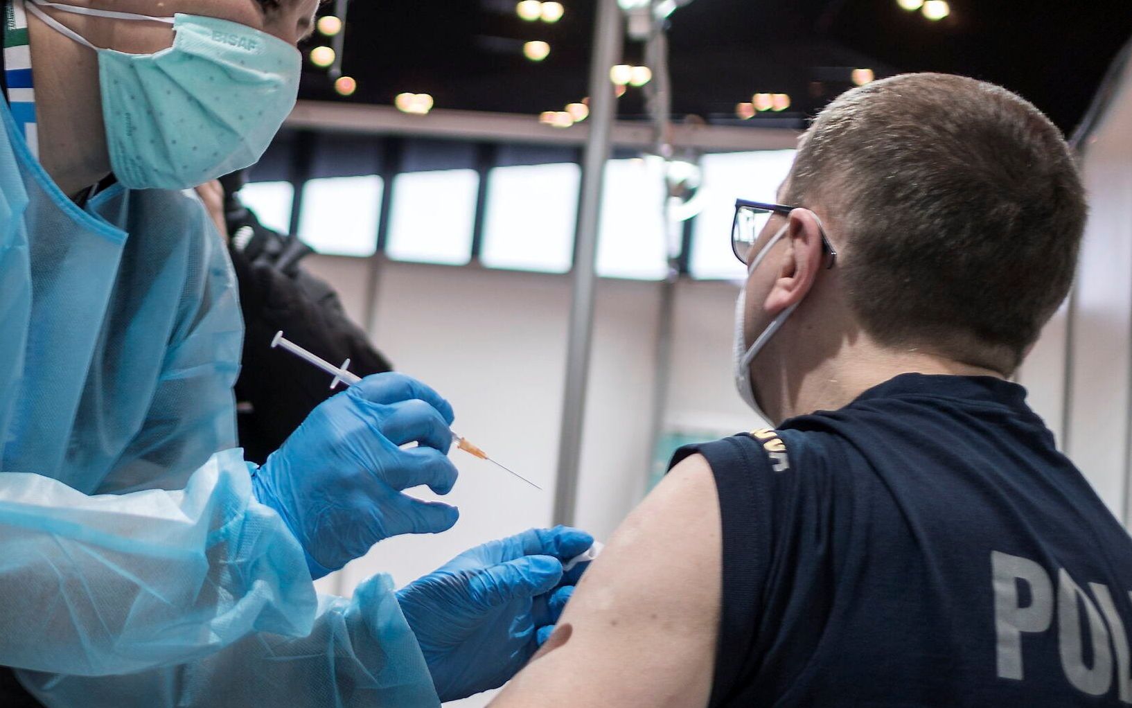 25.03.2021 Katowice , tymczasowy szpital covidowy MCK . Komendant Wojewodzki Policji inspektor Roman Rabsztyn podczas szczepienia przeciw COVID -19 ( policjanci sa szczepieni preparatem AstraZeneca ).
Fot. Grzegorz Celejewski / Agencja Gazeta