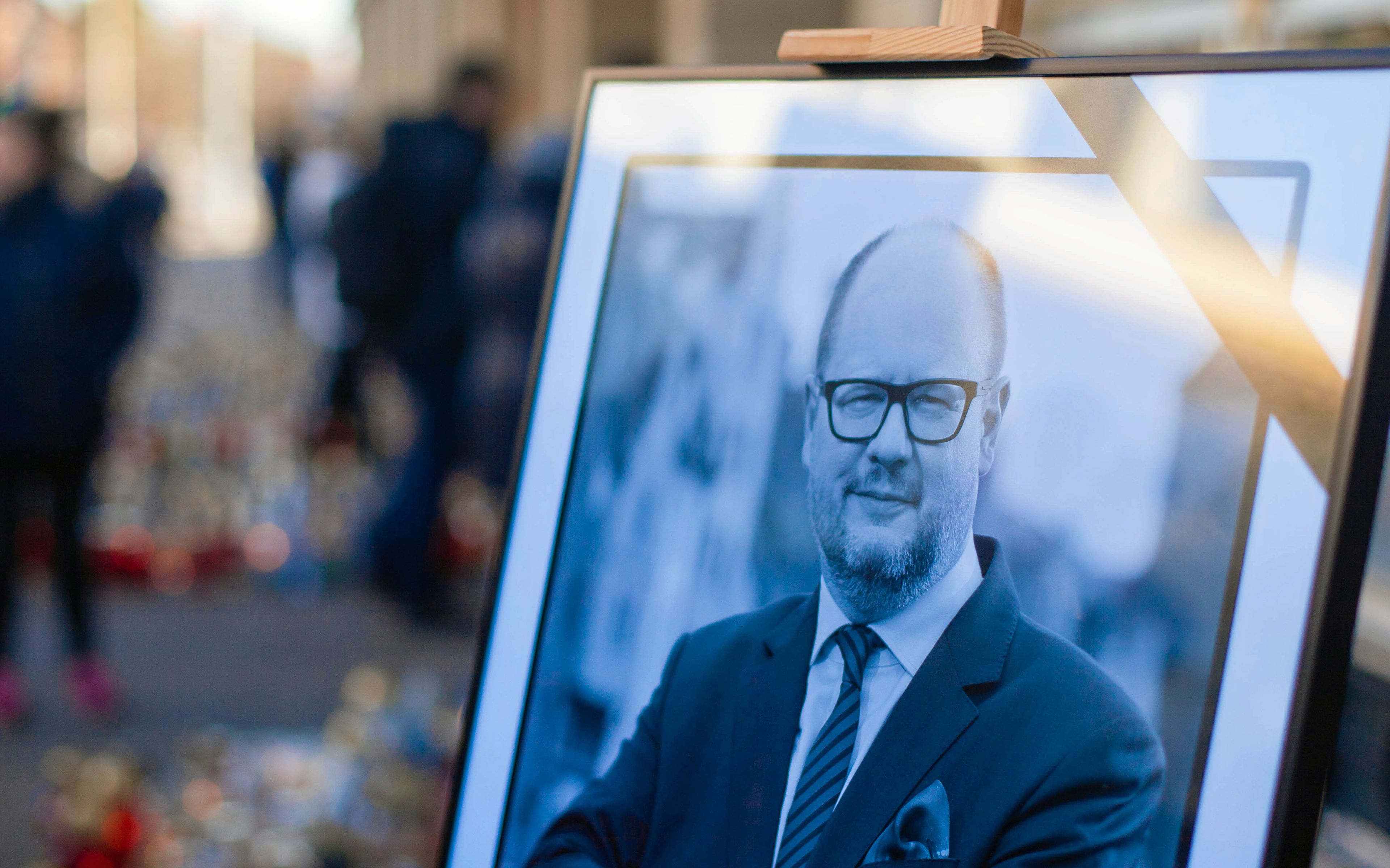 15.01.2019 Gdansk . Mieszkancy oddaja hold zmarlemu Prezydentowi Pawlowi Adamowiczowi pod Urzedem Miasta . 
Fot. Michal Ryniak / Agencja Gazeta