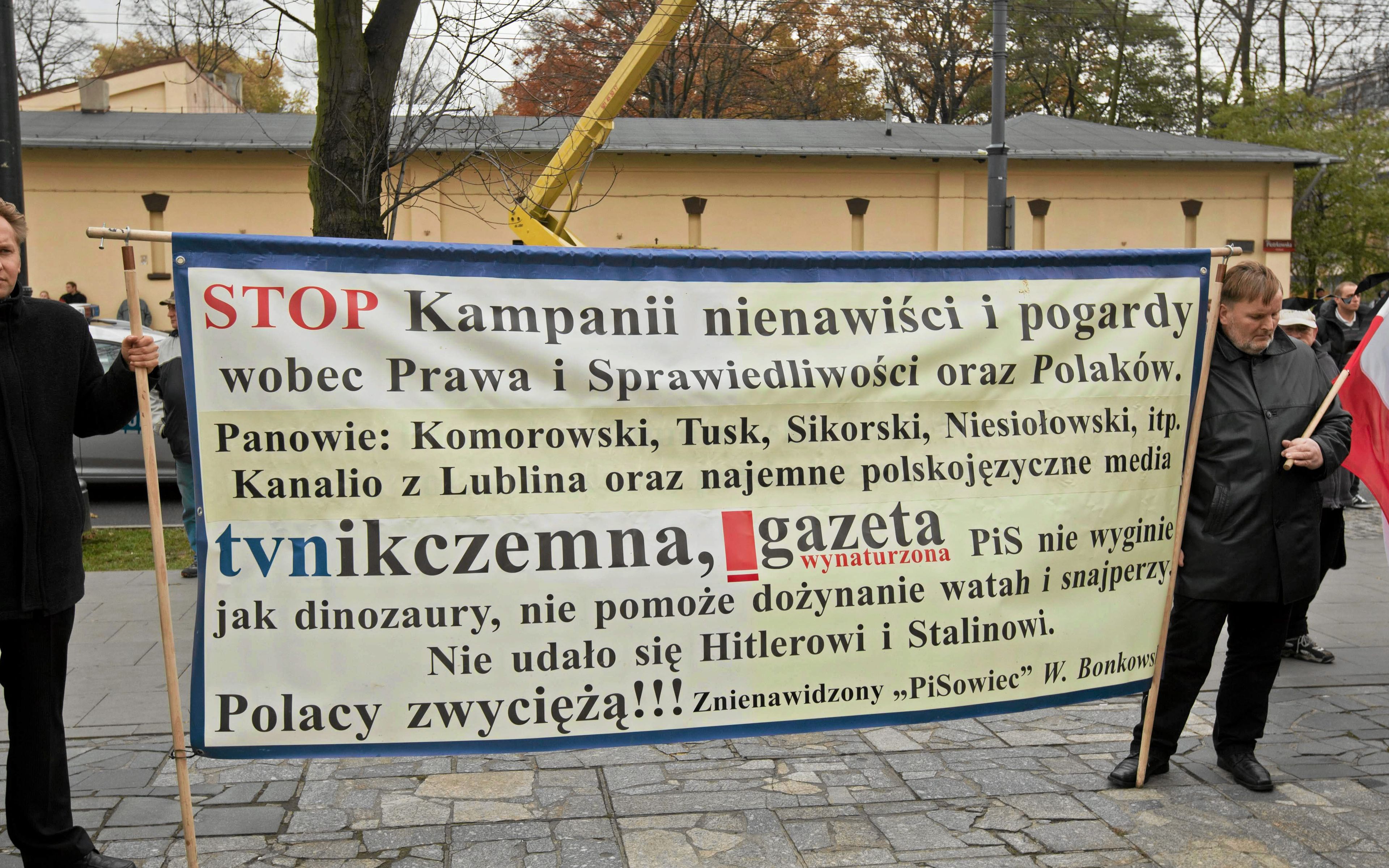 28.10.2010 LODZ , KATEDRA LODZKA , ZWOLENNICY PIS PODCZAS POGRZEBU MARKA ROSIAKA ZASTRZELONEGO W LODZKIM BIURZE PIS . FOT. RADOSLAW JOZWIAK / AGENCJA GAZETA