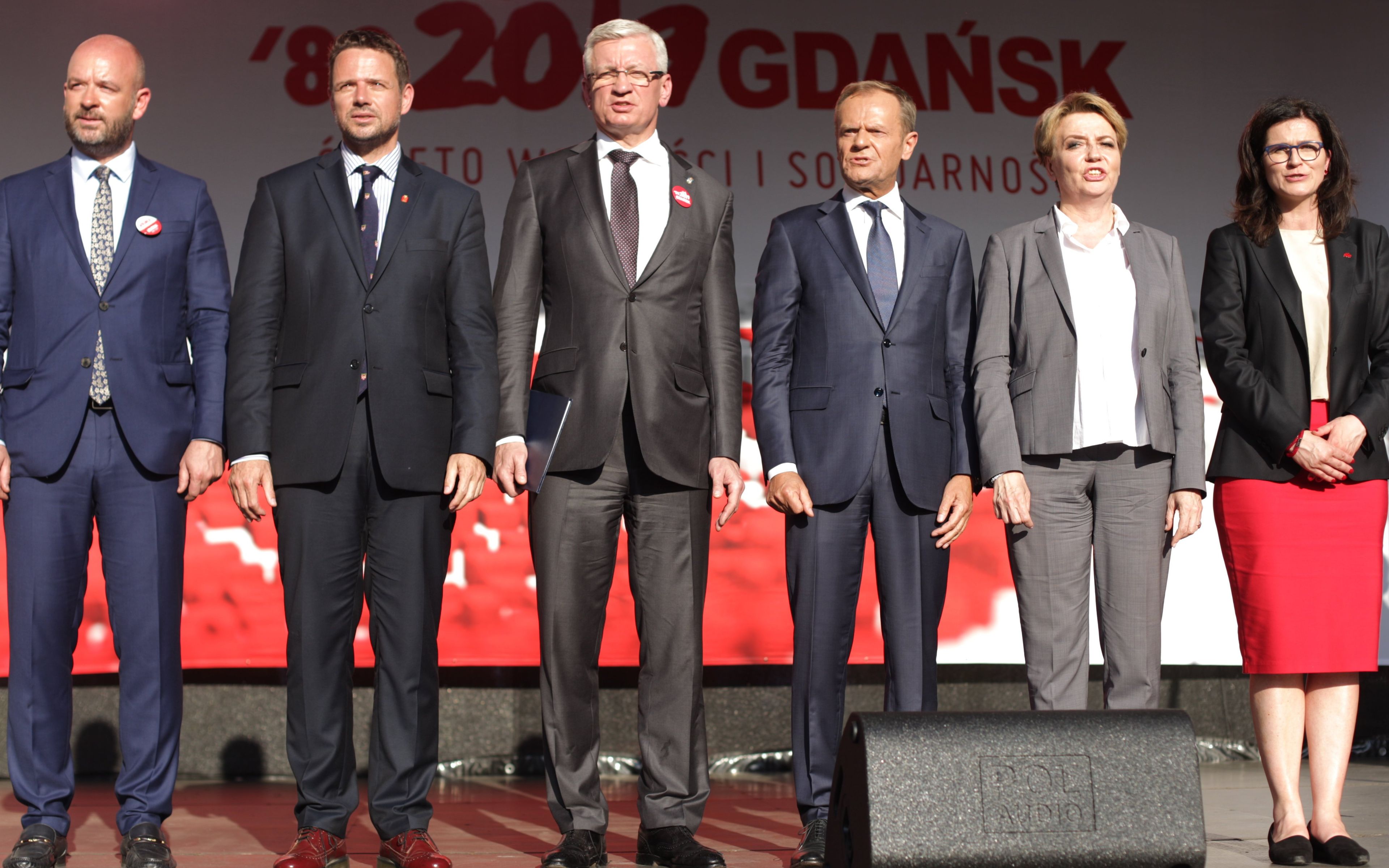 04.06.2019 Gdansk , ulica Dlugi Targ . Obchody 30 rocznicy wyborow 4 czerwca 1989 . Od lewej: prezydent Wroclawia Jacek Sutryk , prezydent Warszawy Rafal Trzaskowski , prezydent Poznania Jacek Jaskowiak , Donald Tusk , prezydent Lodzi Hanna Zdanowska , prezydent Gdanska Aleksandra Dulkiewicz podczas wiecu na Dlugim Targu . 
Fot. Michal Ryniak / Agencja Gazeta