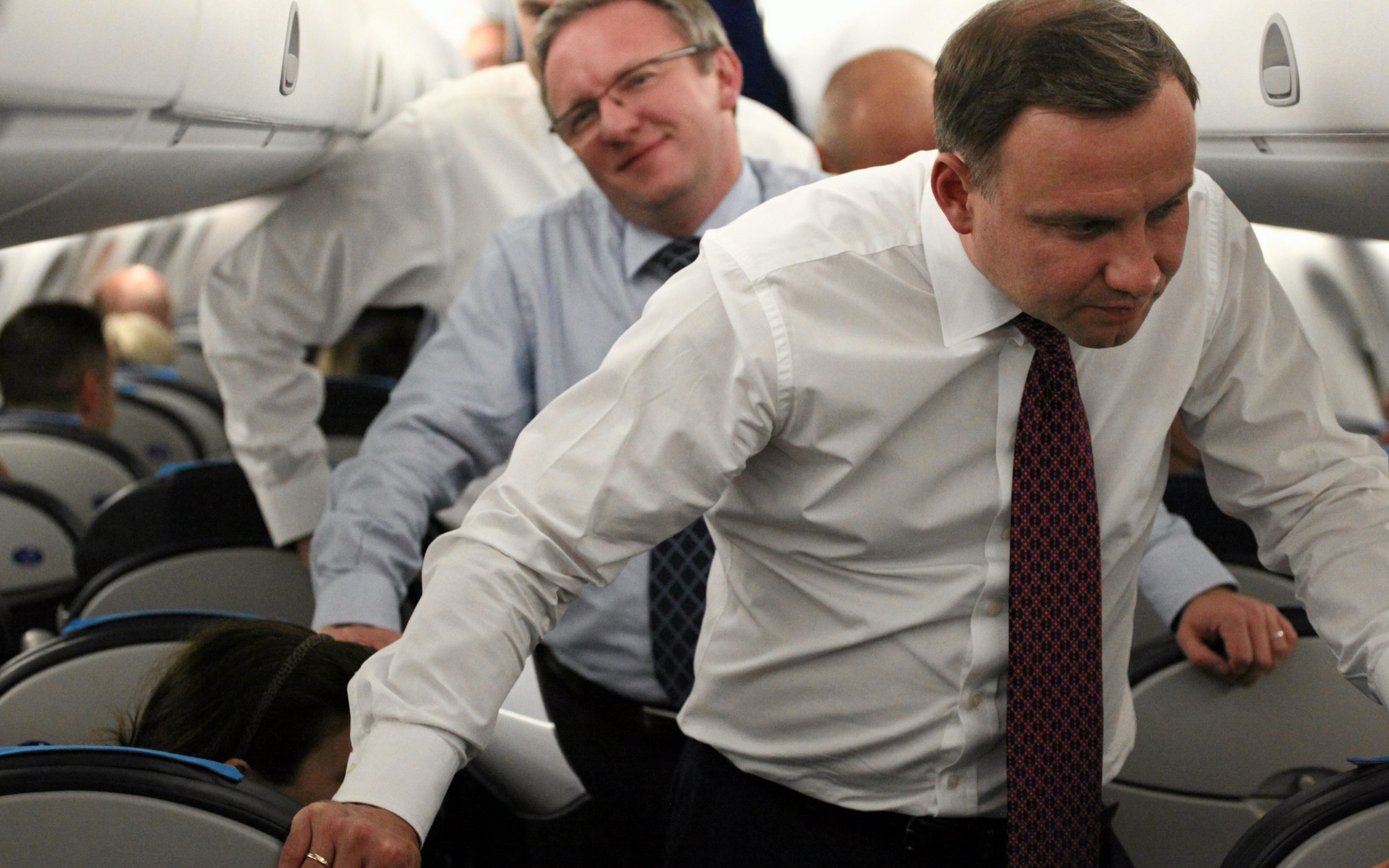 23.08.2015 Tallin - Warszawa . Prezydent RP Andrzej Duda podczas lotu w drodze powrotnej do Warszawy rozmawia z dziennikarzami .
Fot . Slawomir Kaminski / Agencja Gazeta