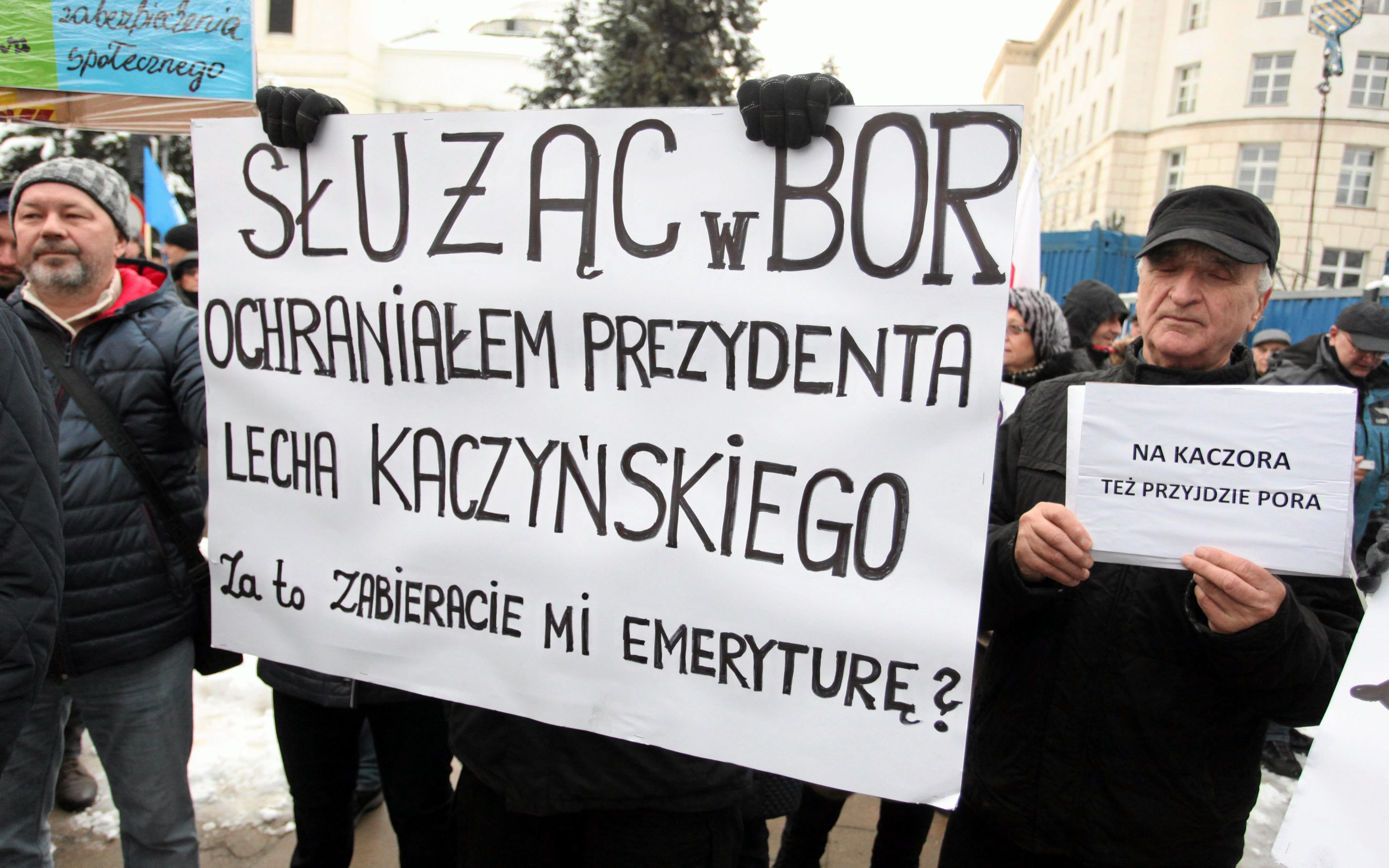 02.12.2016 Warszawa , ul Matejki przed Sejmem . Pikieta tych ktorzy nie zgadzaja sie z obnizeniem emerytur dla bylych pracownikow SB , Milicji i innych sluzb PRL 
Fot . Slawomir Kaminski / Agencja Gazeta