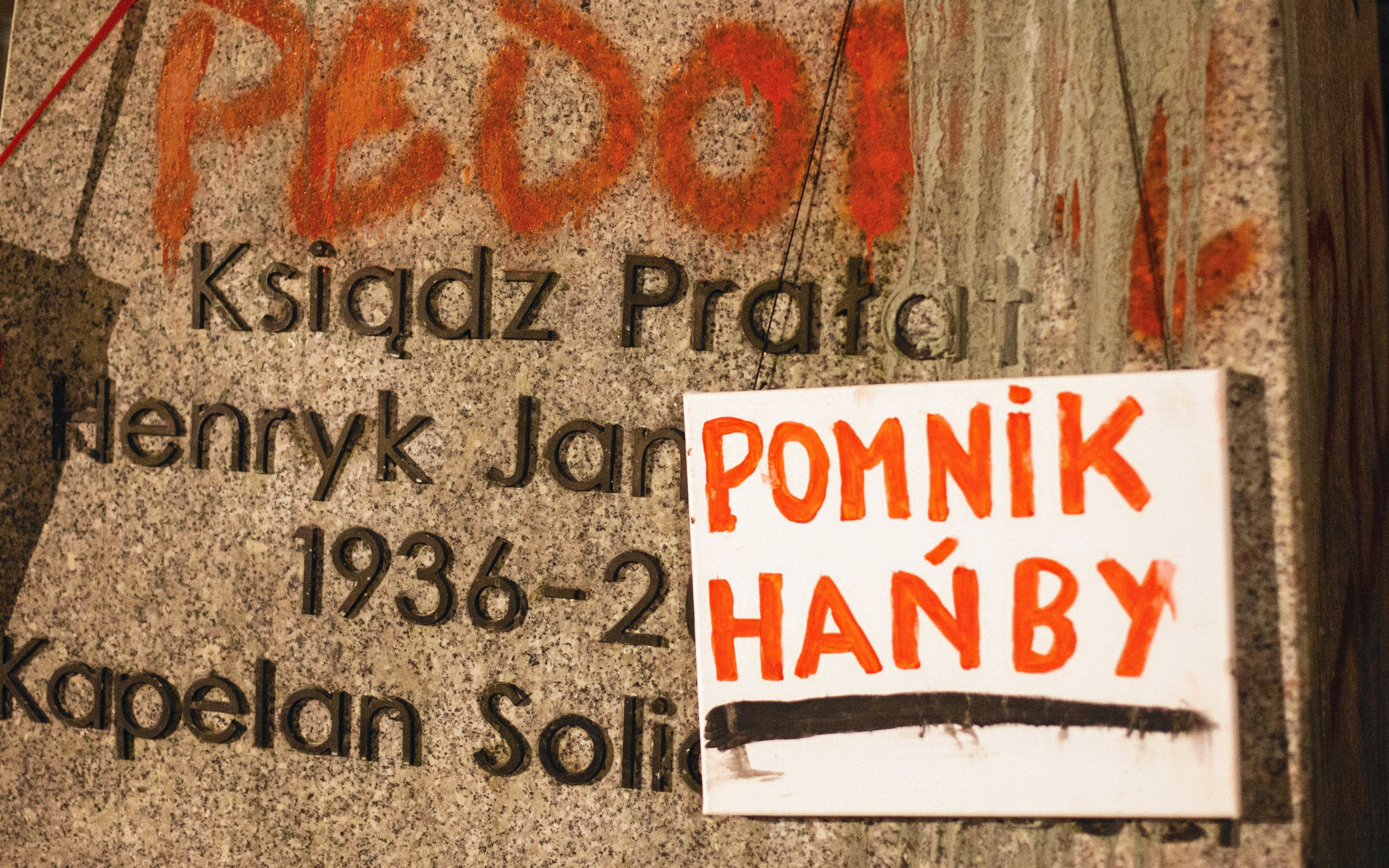 22.02.2019 Gdansk . Protest przeciwko ponownemu postawieniu pomnika Henryka Jankowskiego . Napis pedofil i pomnik hanby na cokole pomnika . 
Fot. Michal Ryniak / Agencja Gazeta