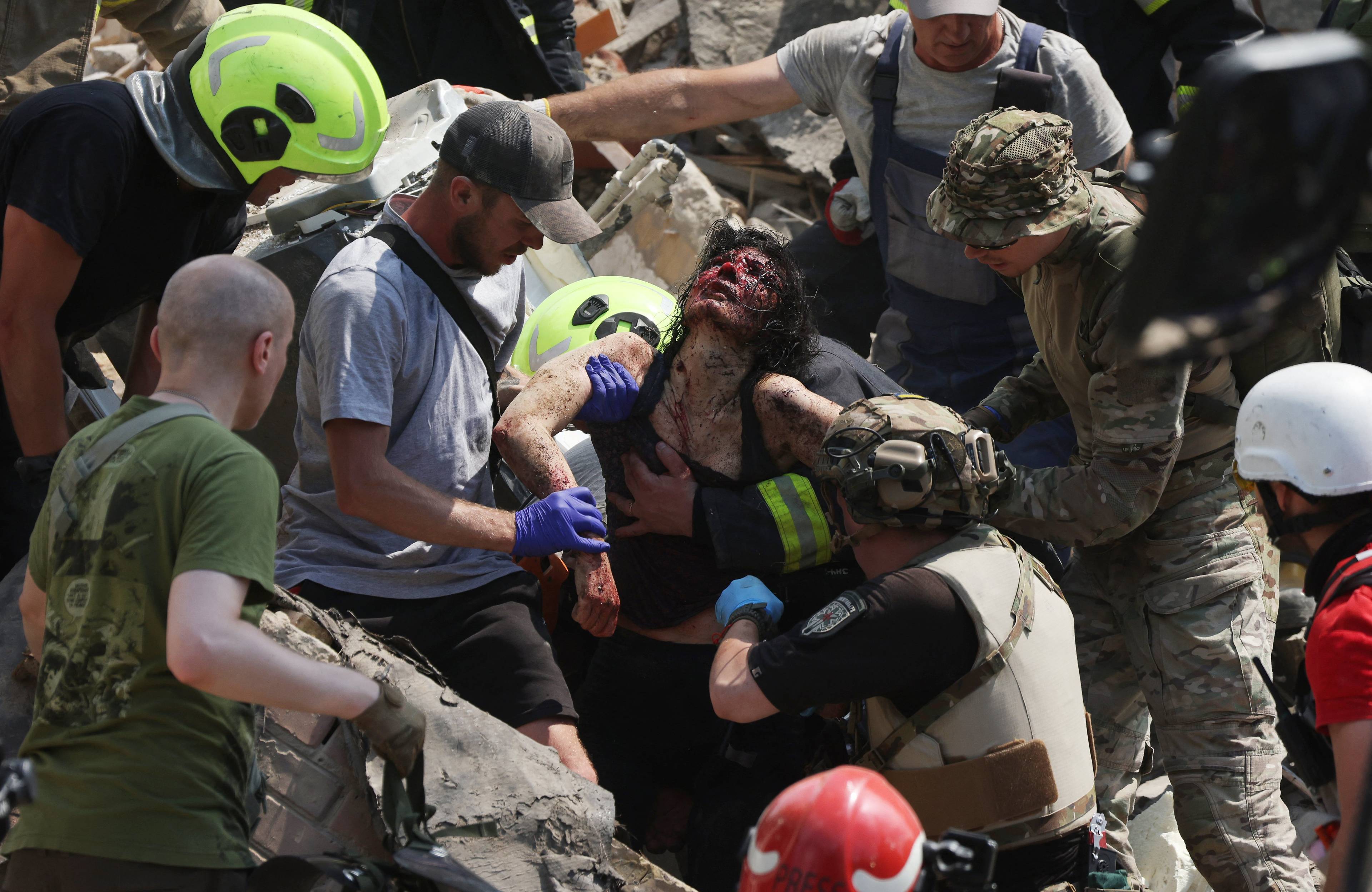 Na zdjęciu widać ratowników, którzy z gruzów wyciągają ranną kobietę