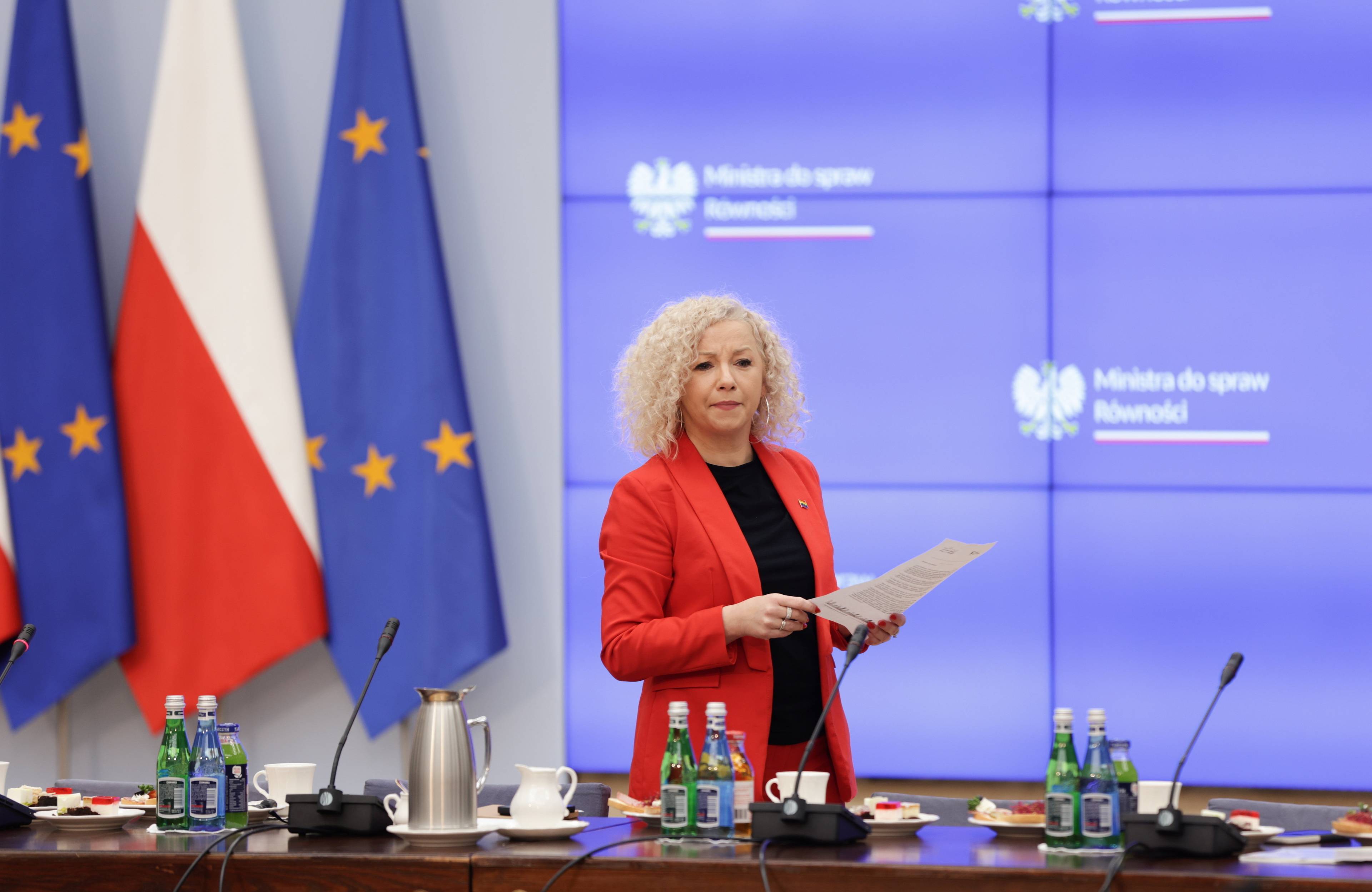 Ministra Katarzyna Kotula w KPRM podczas spotkania z Tęczowymi Rodzinami