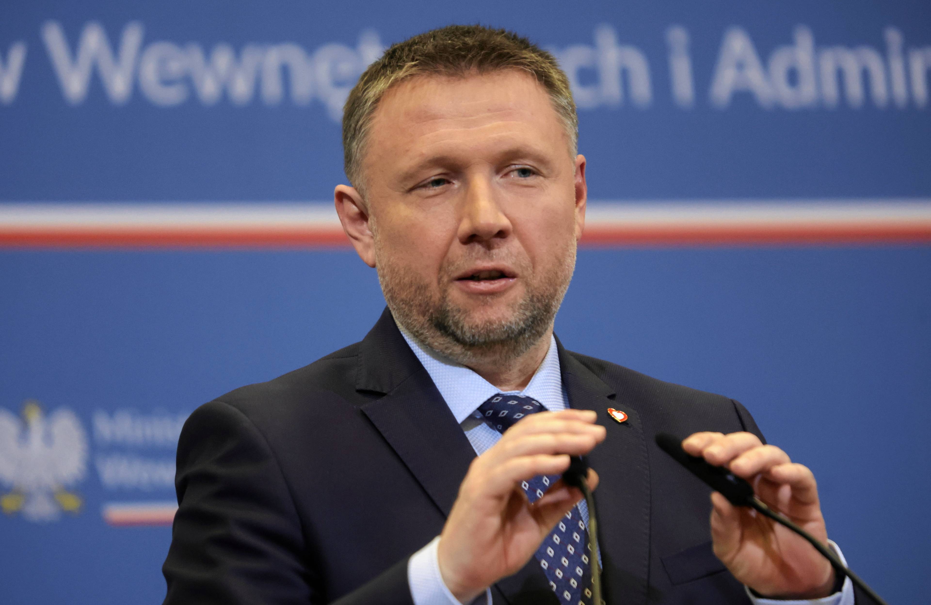 Minister spraw wewnętrznych Marcin Kierwiński przed mikrofonami