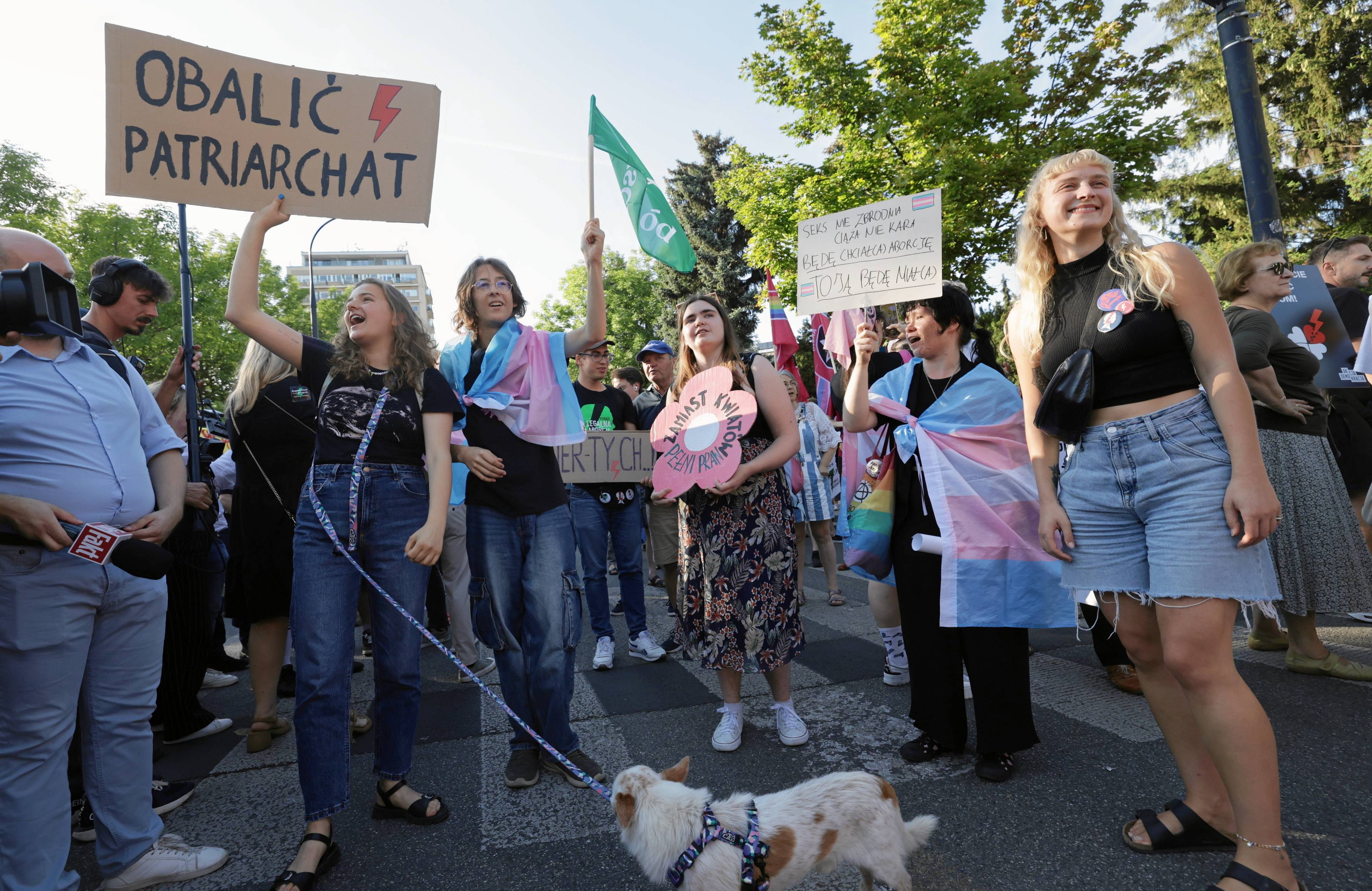 Młlde kobiety protestują z hasłem "Obalić patriarchat"