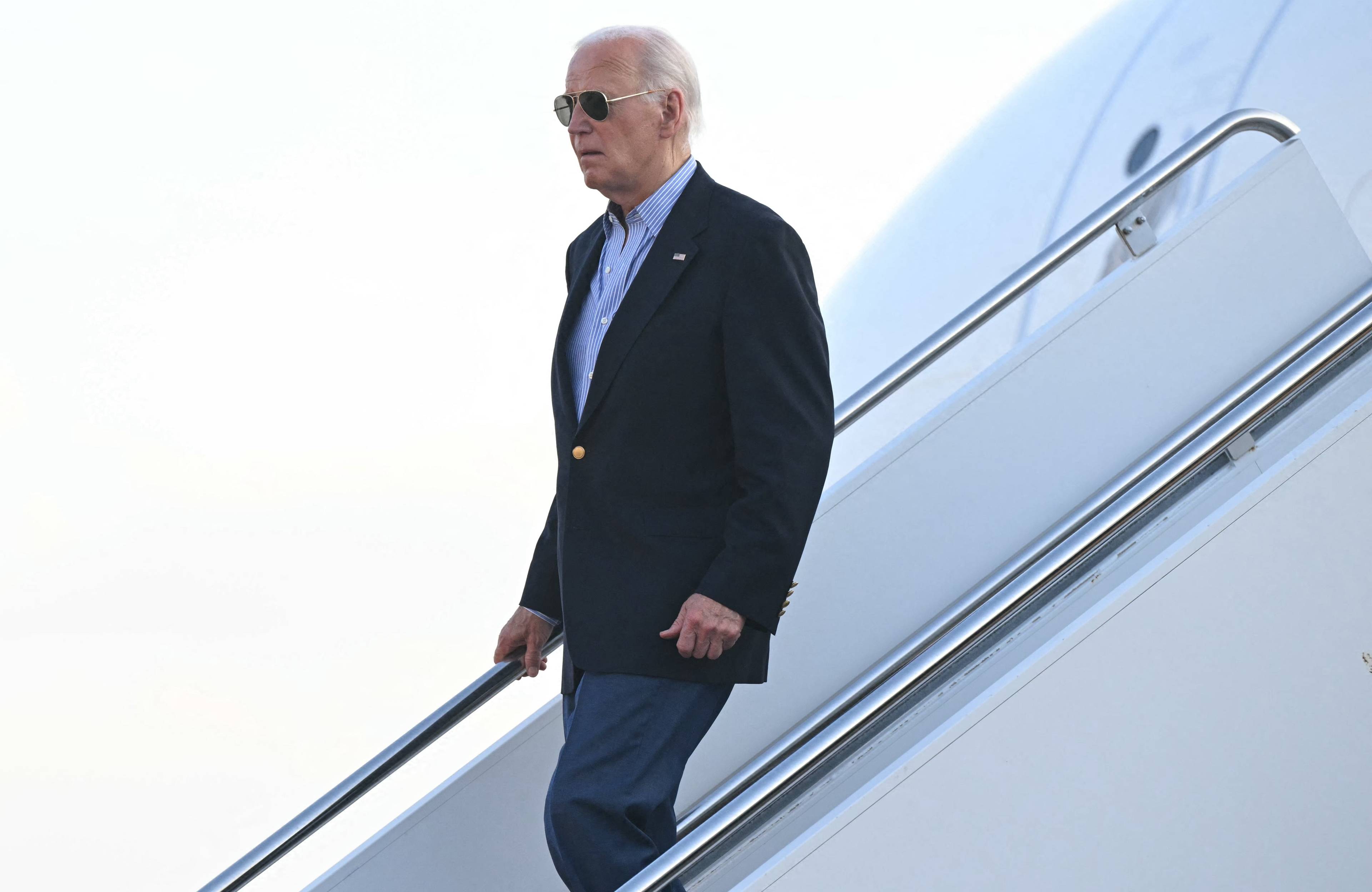 Prezydent USA Joe Biden wychodzi po schodach z samolotu