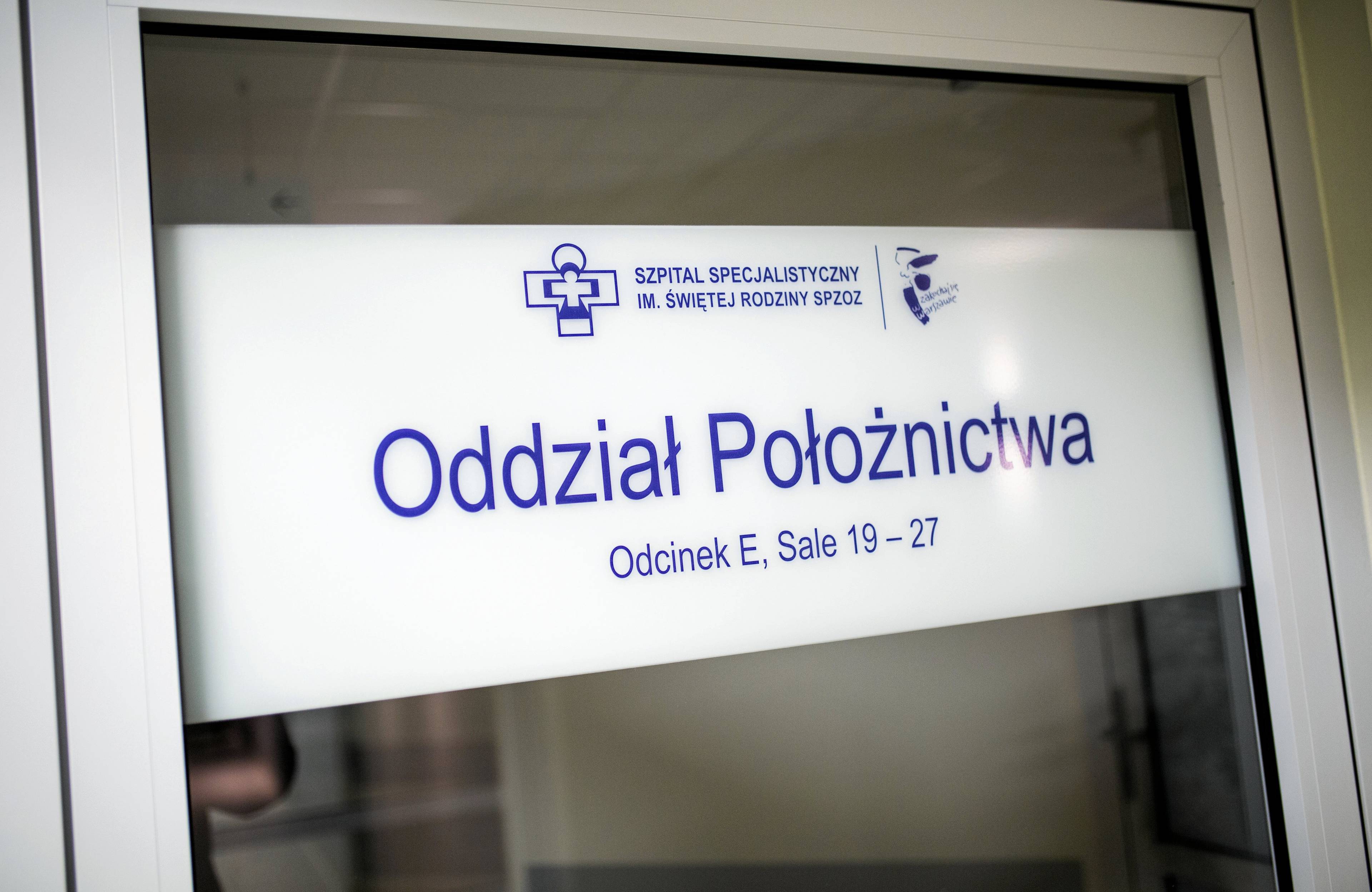 napis na drzwiach : oddział położnictrwa