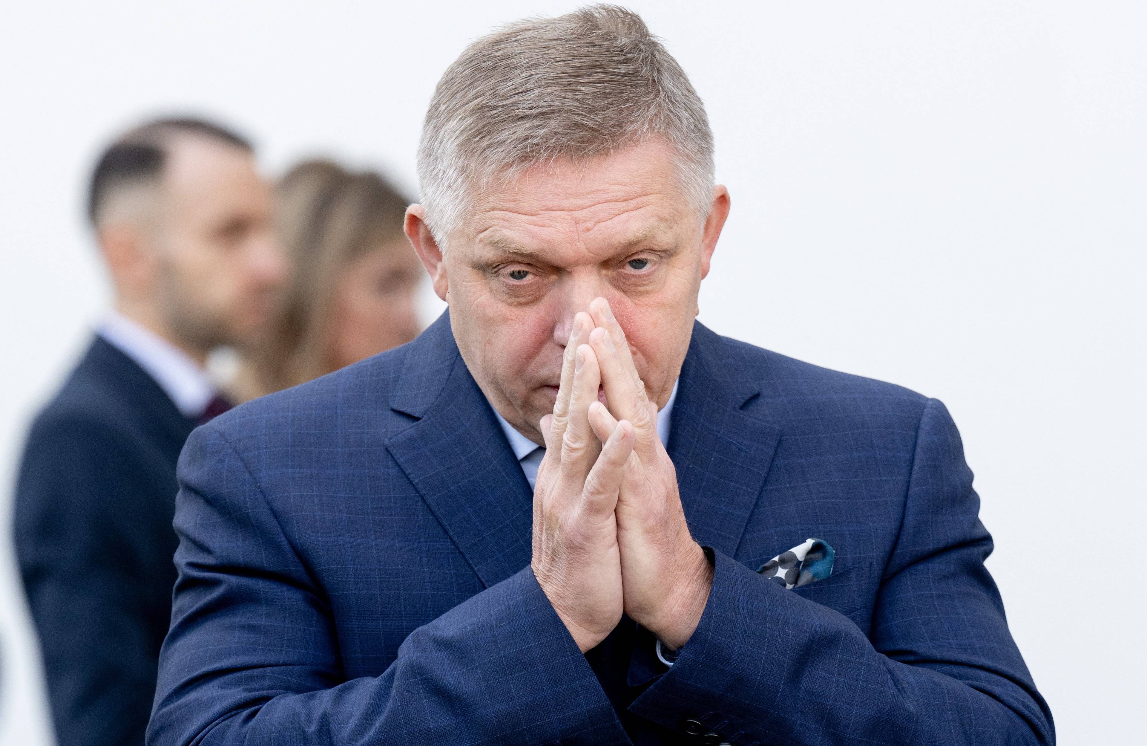 Robert Fico zasłania usta dłońmi złożonymi jak do modlitwy