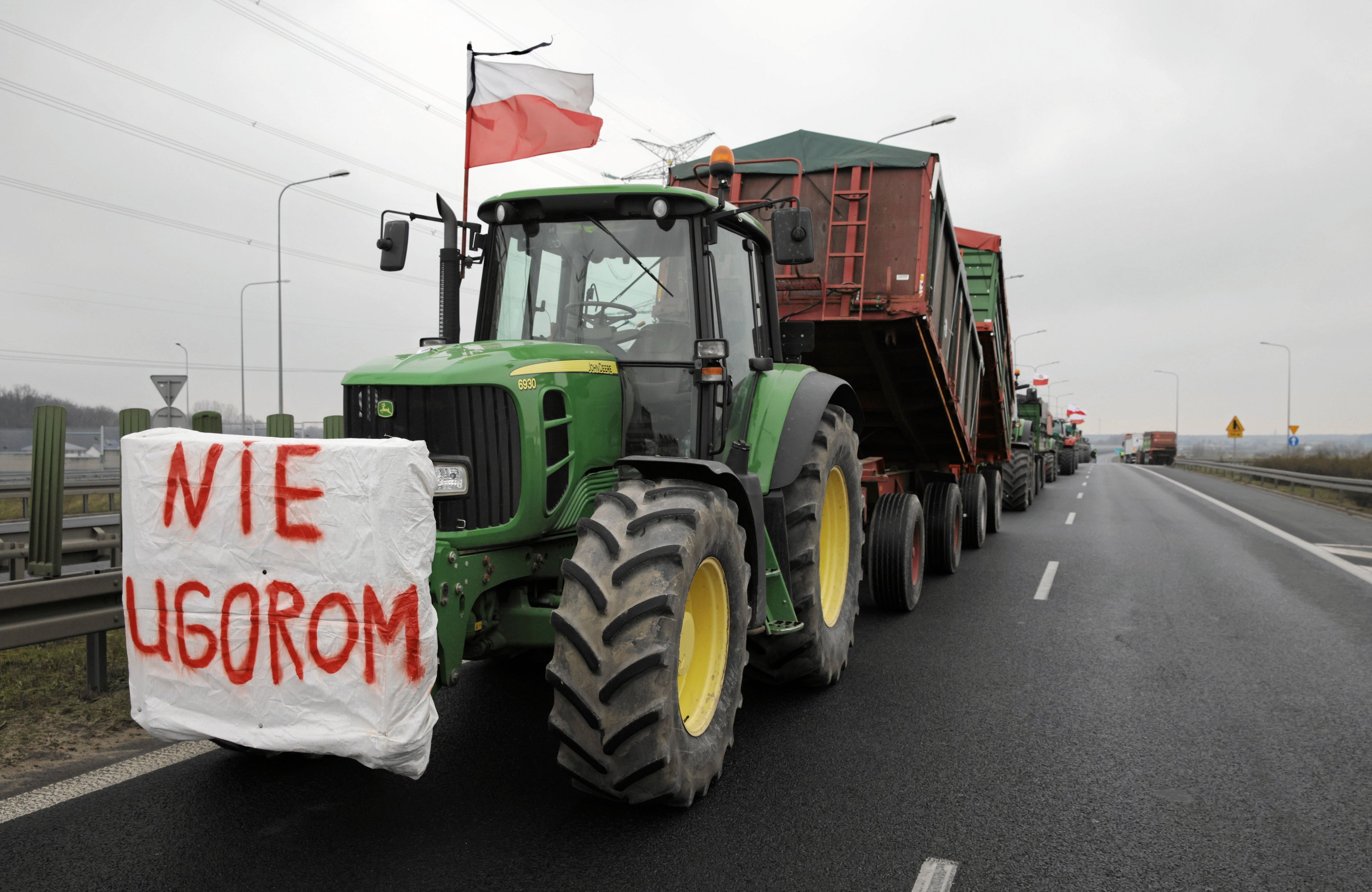 Traktor na wielkim banerem Nie ugorom