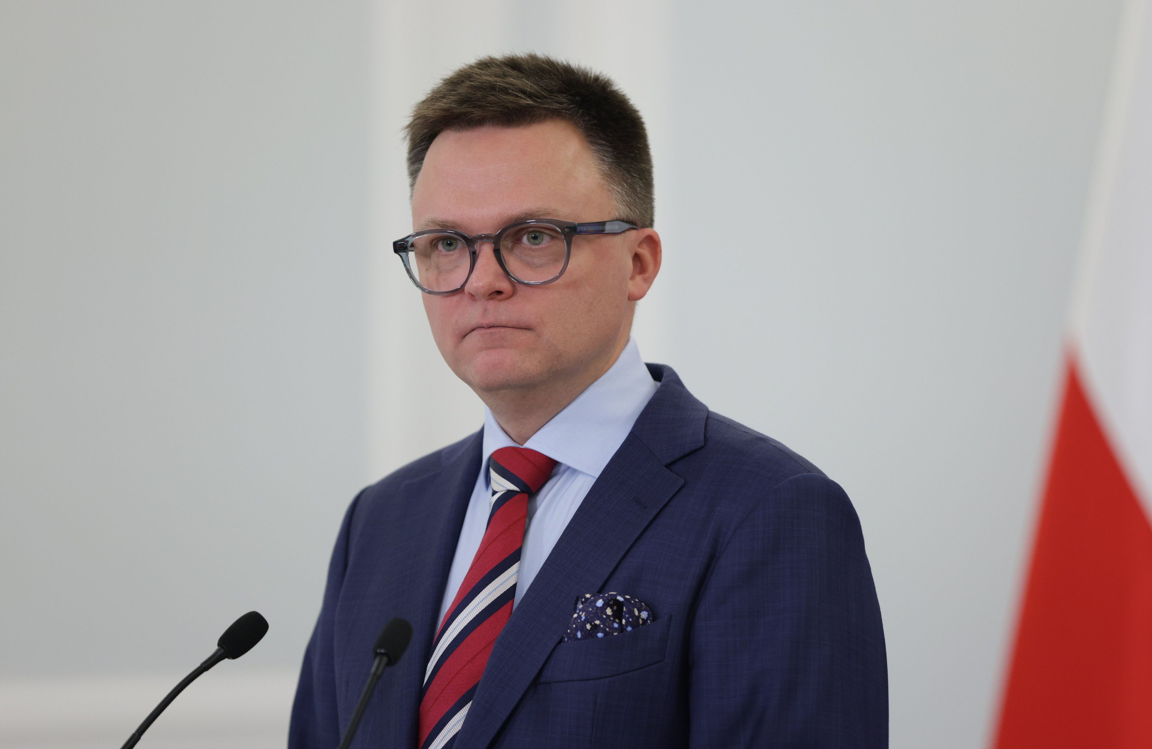 Mężczyzna w okularach z czerwonym krawatem