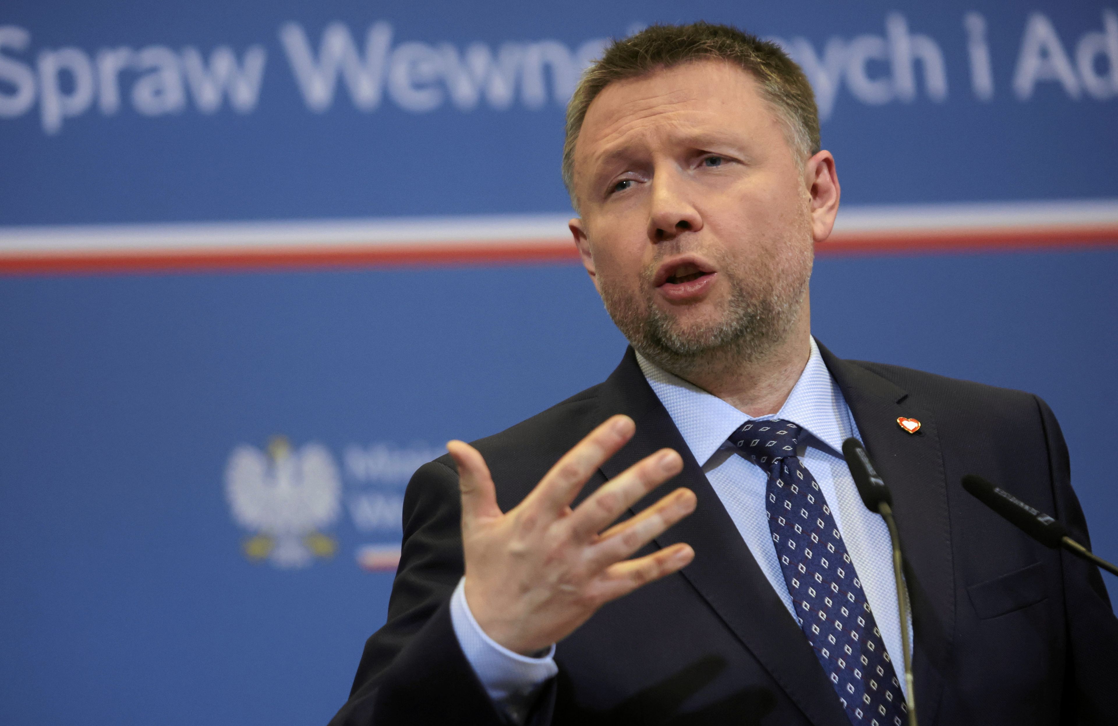 Marcin Kierwiński gestykuluje