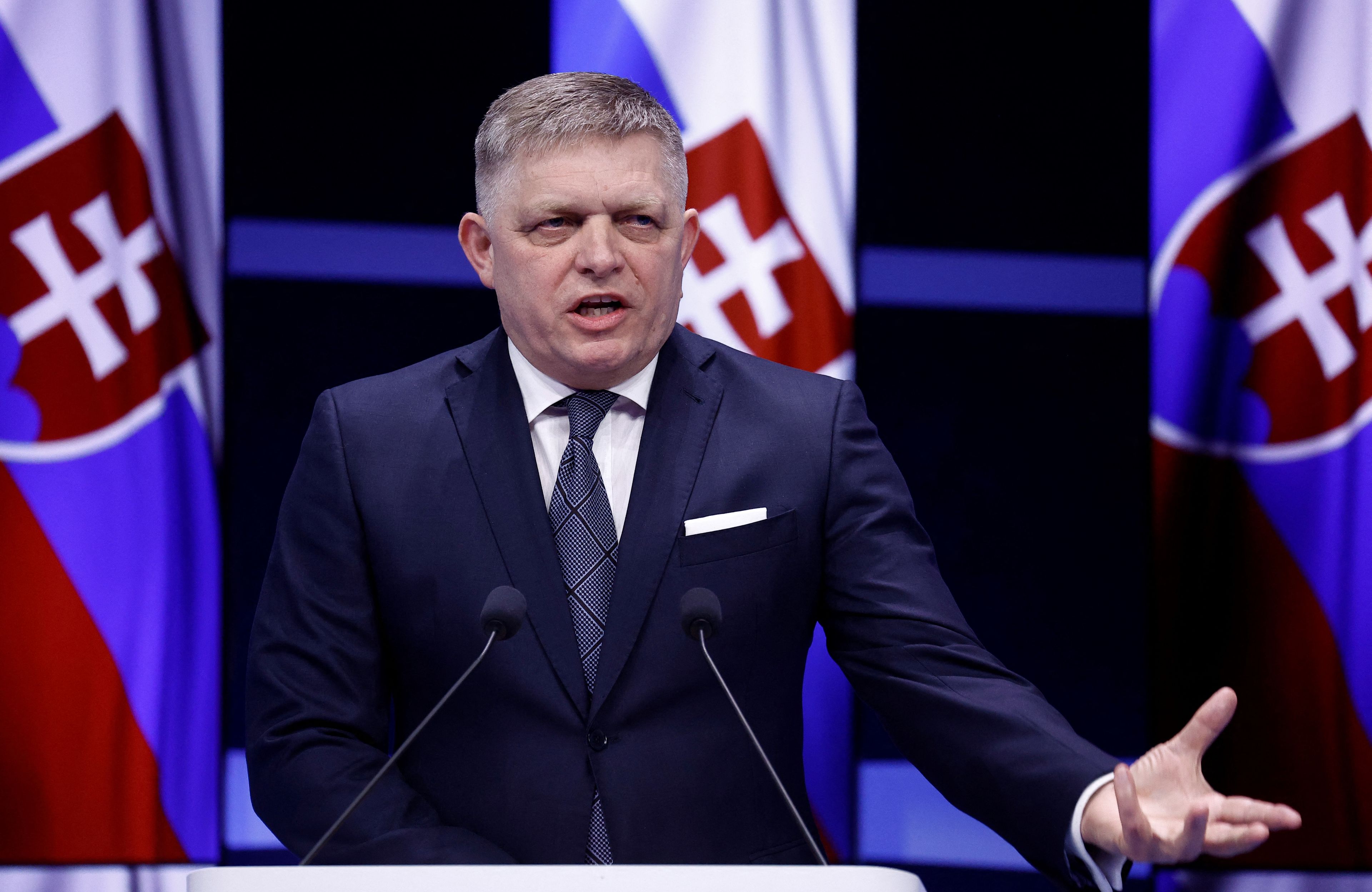 Mężczyzna na tle słowackiej flagi