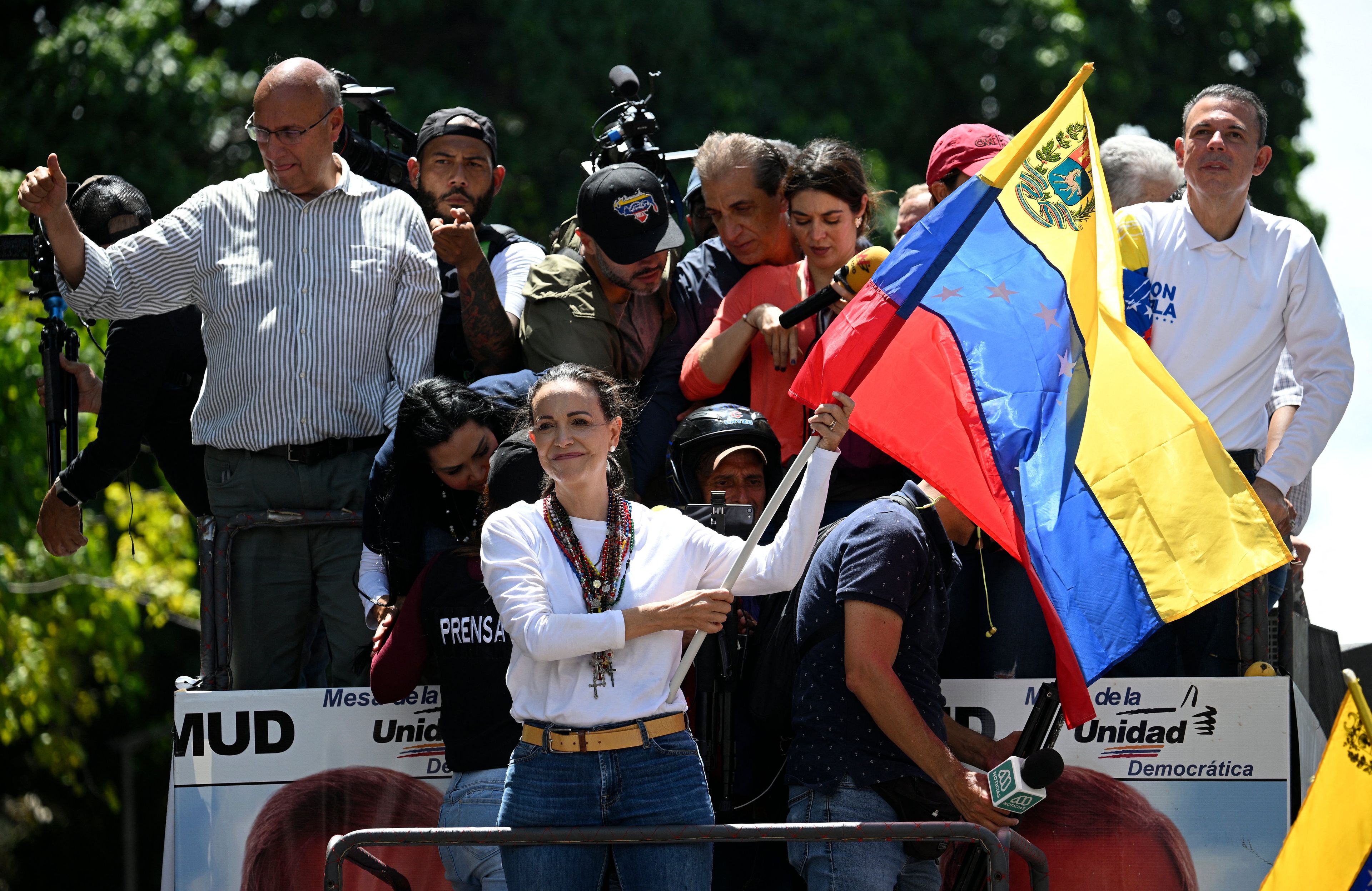 Caracas, 3 sierpnia 2024 r. Po kilku dniach ukrywania się przywódczyni wenezuelskiej opozycji Maria Corina Machado wzięła udział w wiecu z udziałem tysięcy demonstrantów, w towarzystwie kilku przywódców opozycji, ale nie jej kandydata na prezydenta Edmundo Gonzaleza Urrutia.