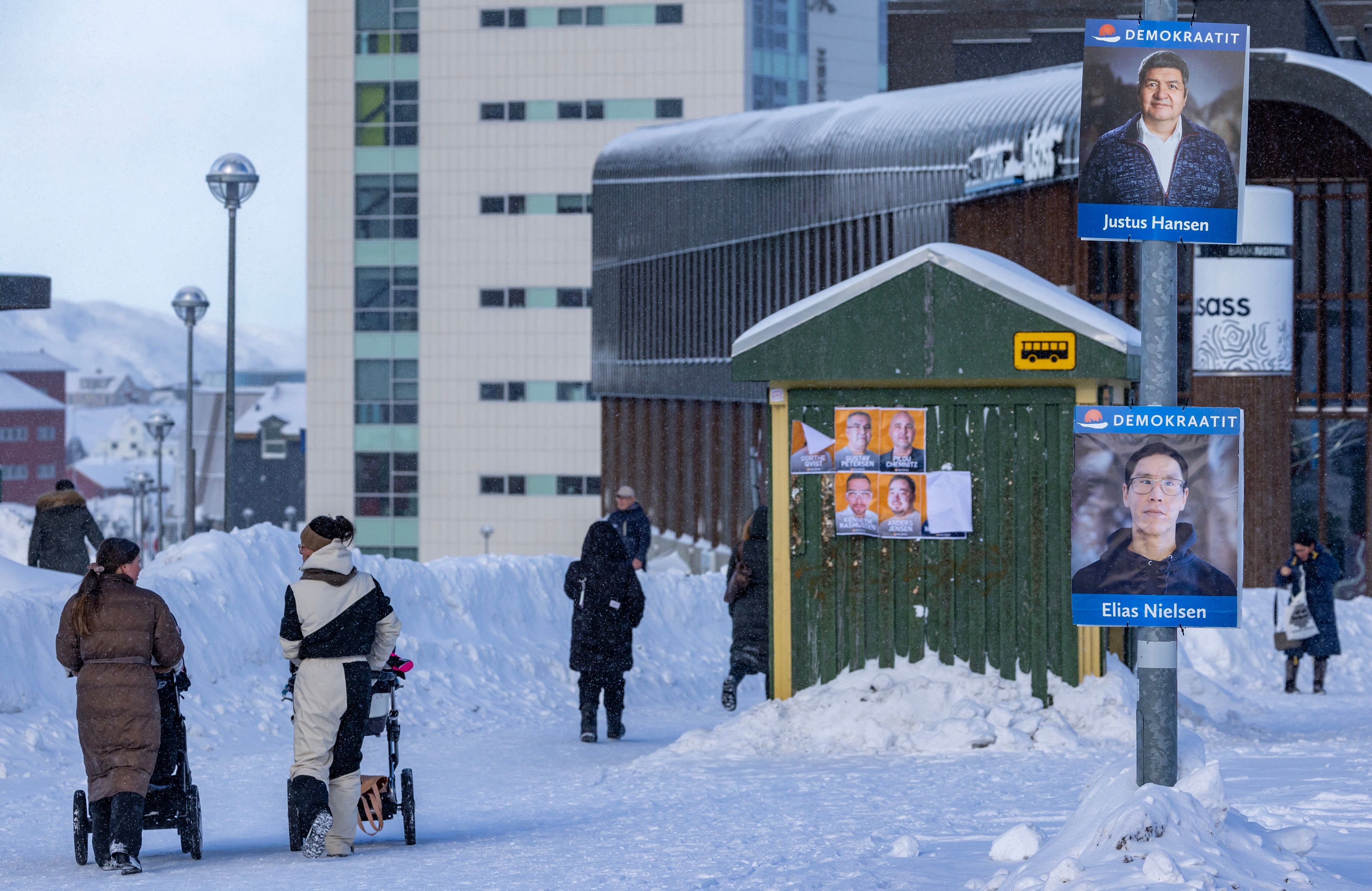 Centrum grenlandzkiej stolicy Nuuk, 4 marca 2025. W wielu miejscach widać plakaty wyborcze - trwa ostatni tydzień kampanii przed przedterminowymi wyborami parlamentarnymi, które odbędą się 11 marca. Głównym tematem kampanii jest niepodległość od Danii.