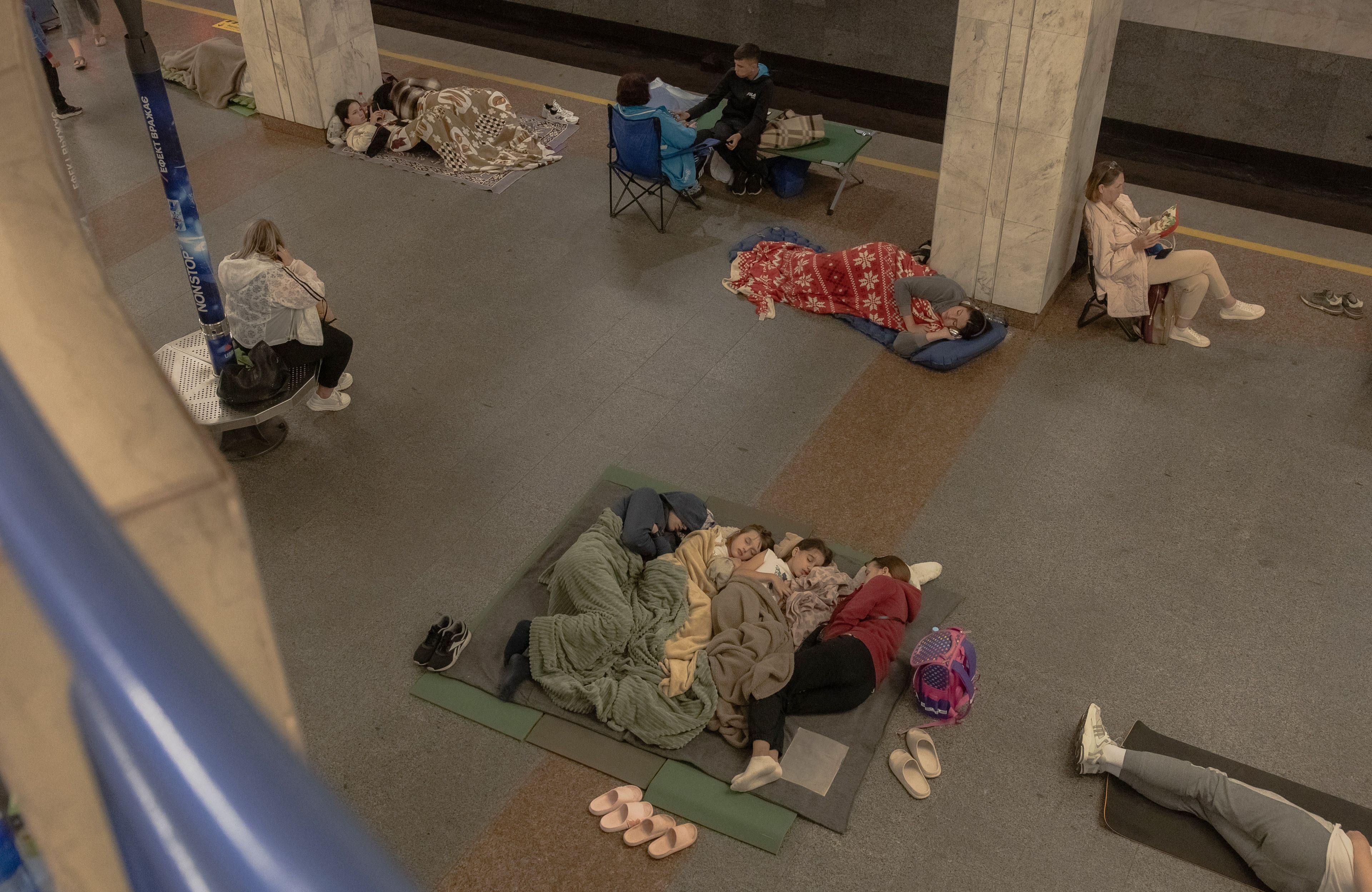 Ukraińcy w kijowskim metrze ukrywają się podczas nocnego ataku rosyjskiego