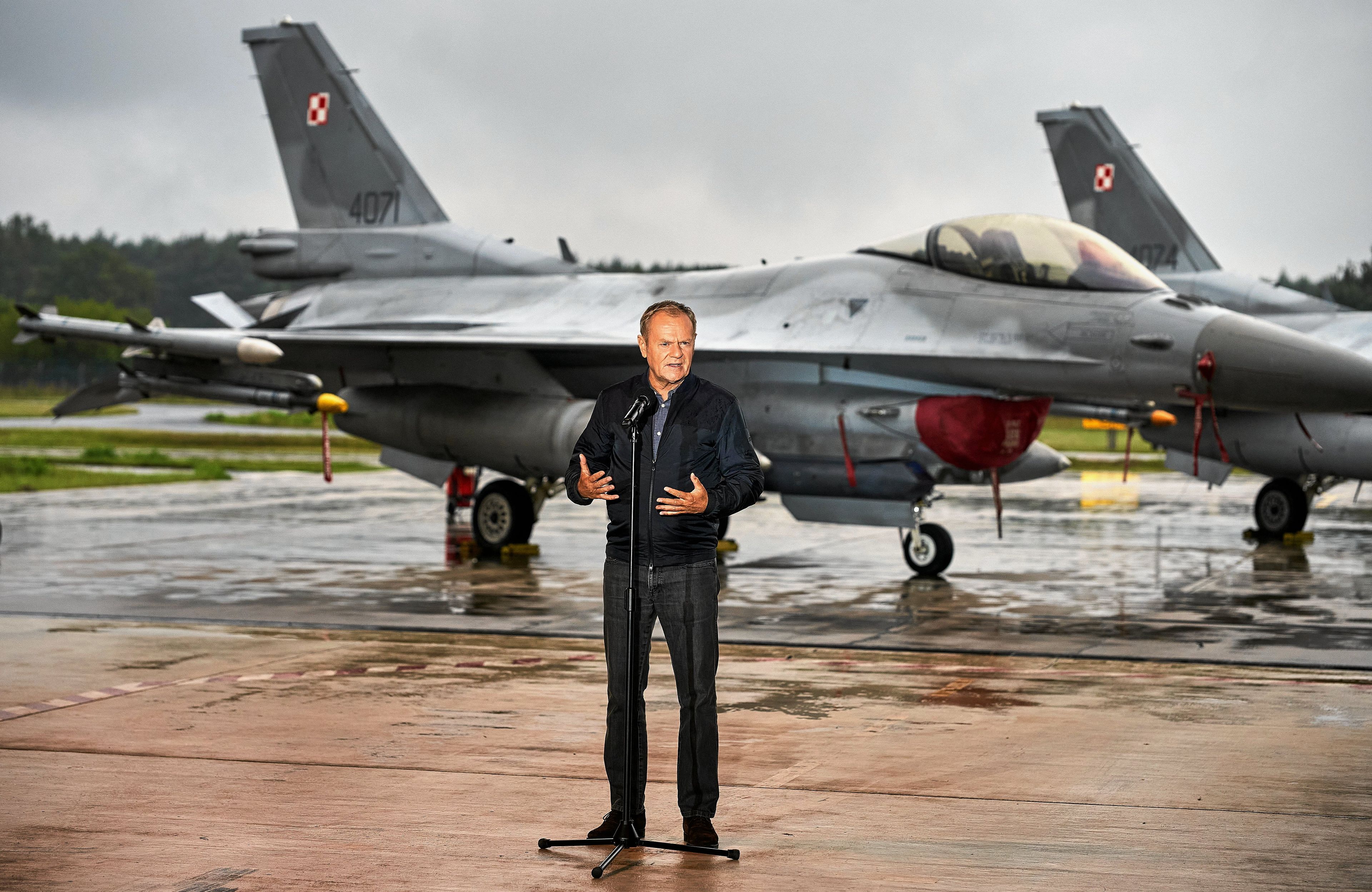 Donald Tusk w bazie wojskowej w Lasku
