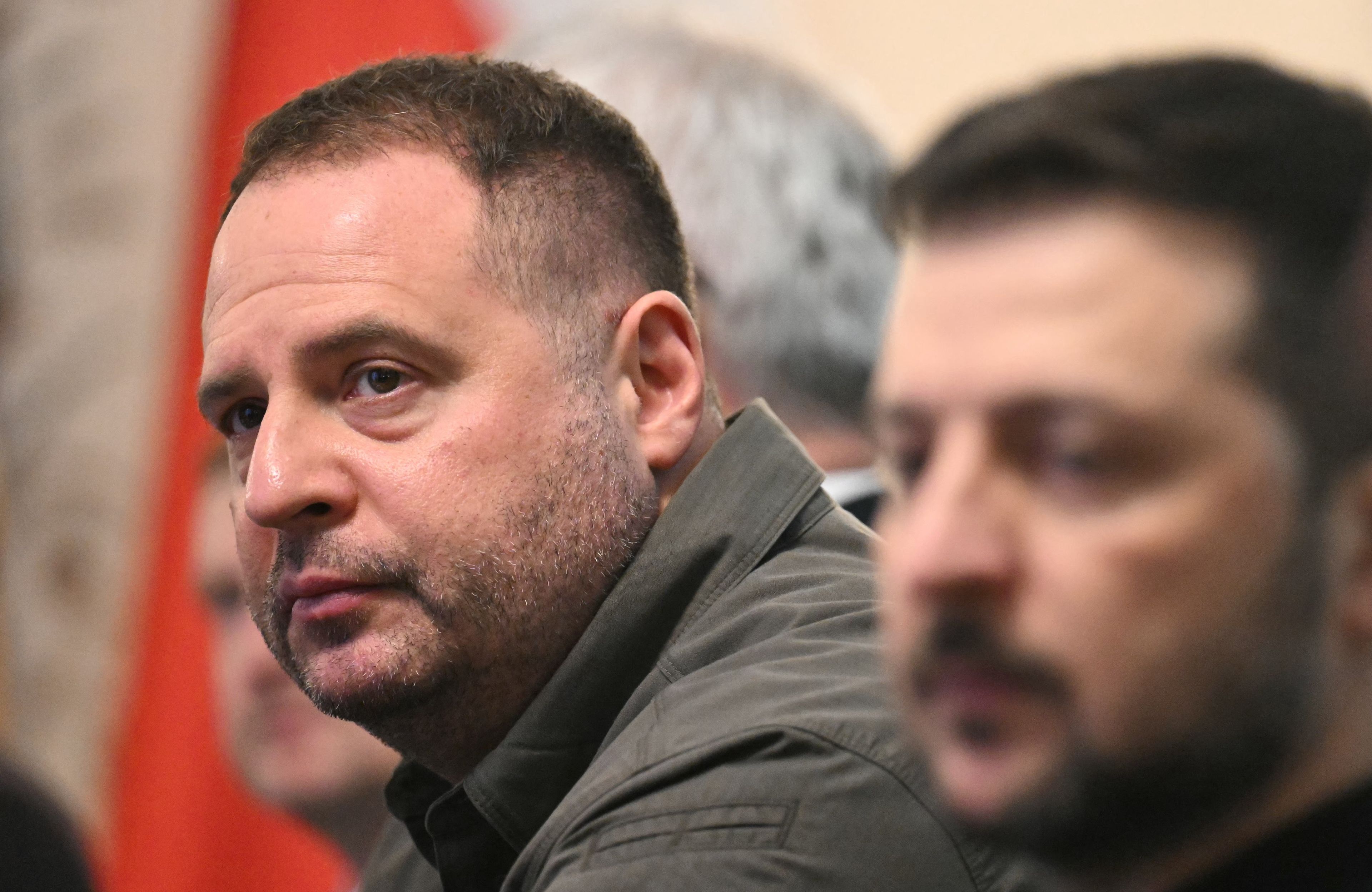 Szef Biura Prezydenta Ukrainy Andrij Jermak (po lewej) uczestniczy w spotkaniu prezydenta Ukrainy Wołodymyra Zełenskiego (po prawej) z prezydentem Polski w Pałacu Belweder w Warszawie, Polska, 15 stycznia 2025 r.