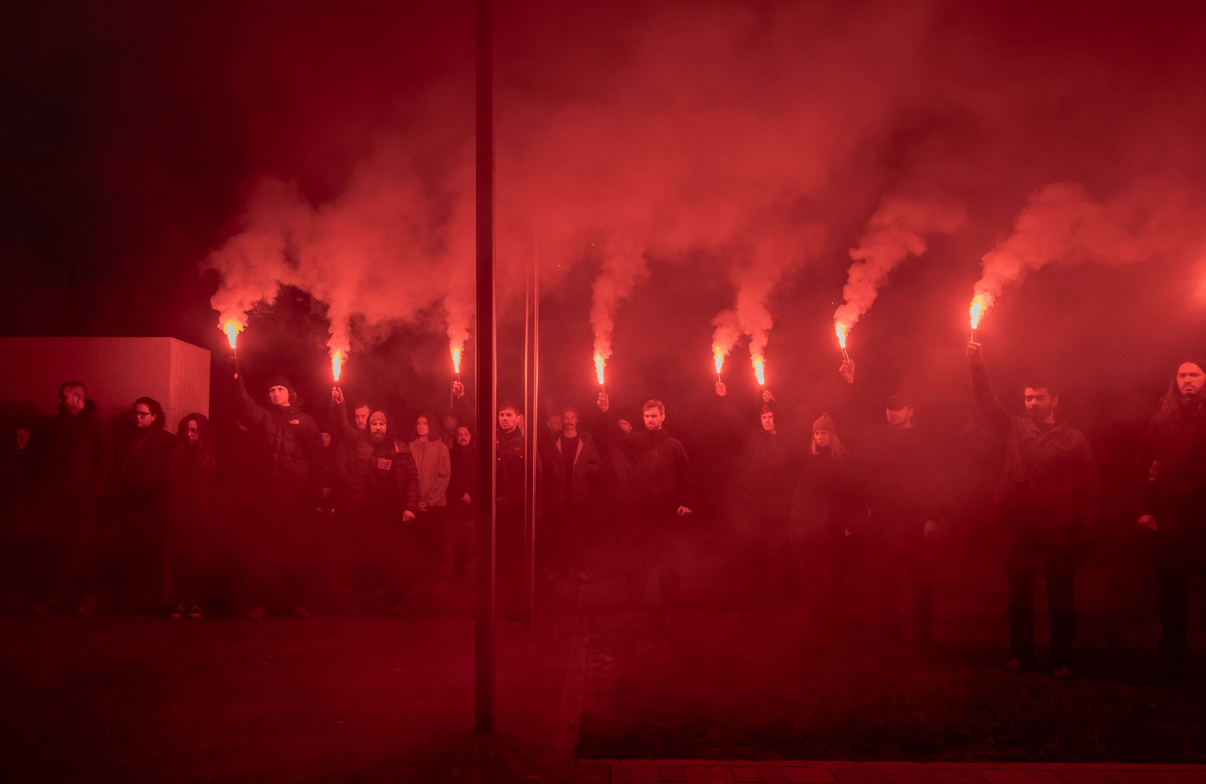 Pochodnie płoną podczas pogrzebu Artura Wilczynskiego, żołnierza jednostki przeciwlotniczej Barracuda, który zginął pod Czernichowem. Cmentarz wojskowy nieopodal Kijowa, 28.11.2025 r.