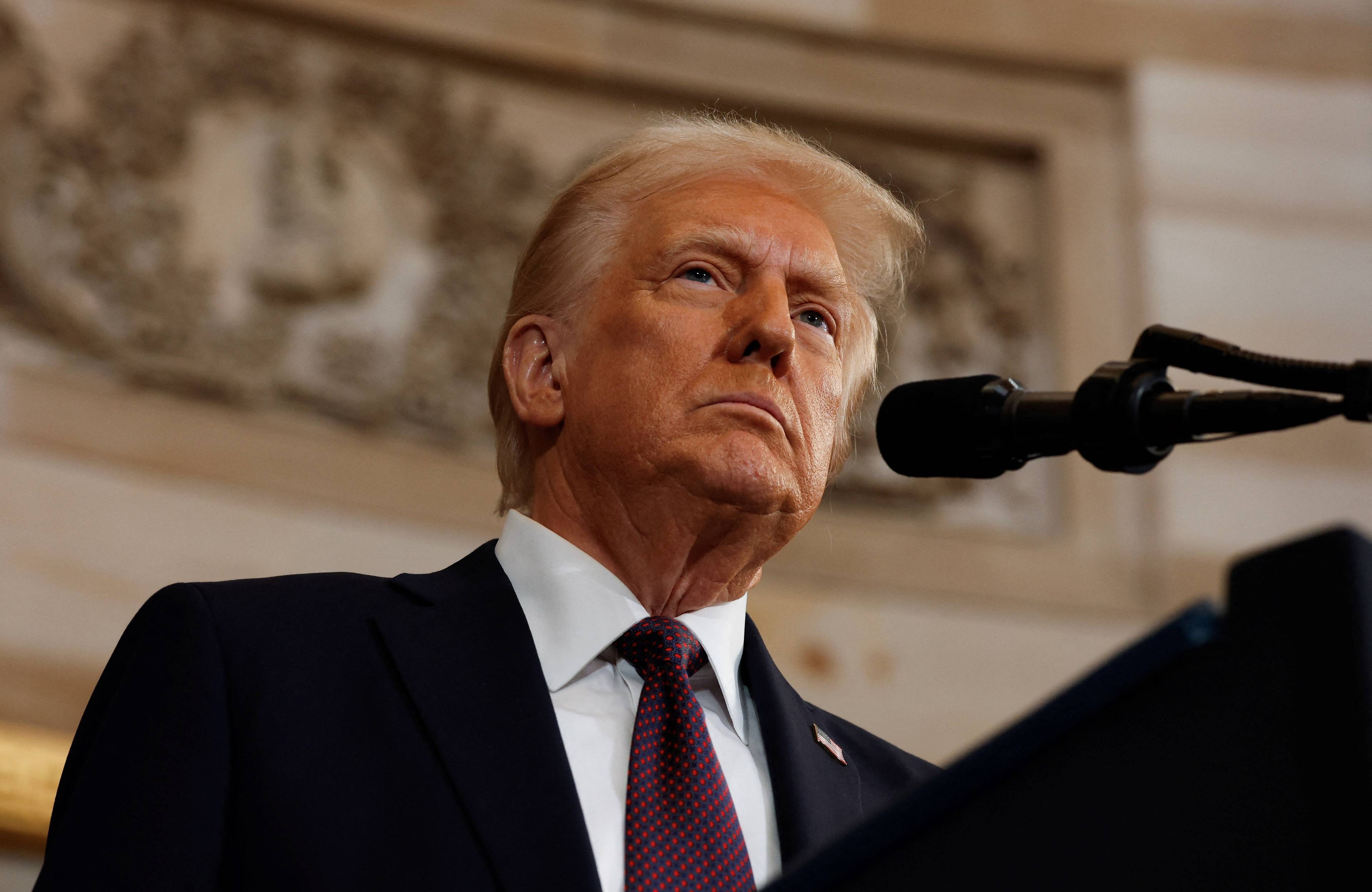 Prezydent USA Donald Trump wygłasza przemówienie inauguracyjne po zaprzysiężeniu na 47. prezydenta Stanów Zjednoczonych w Rotundzie Kapitolu USA 20 stycznia 2025 r. w Waszyngtonie. Trump obejmuje urząd na drugą kadencję.