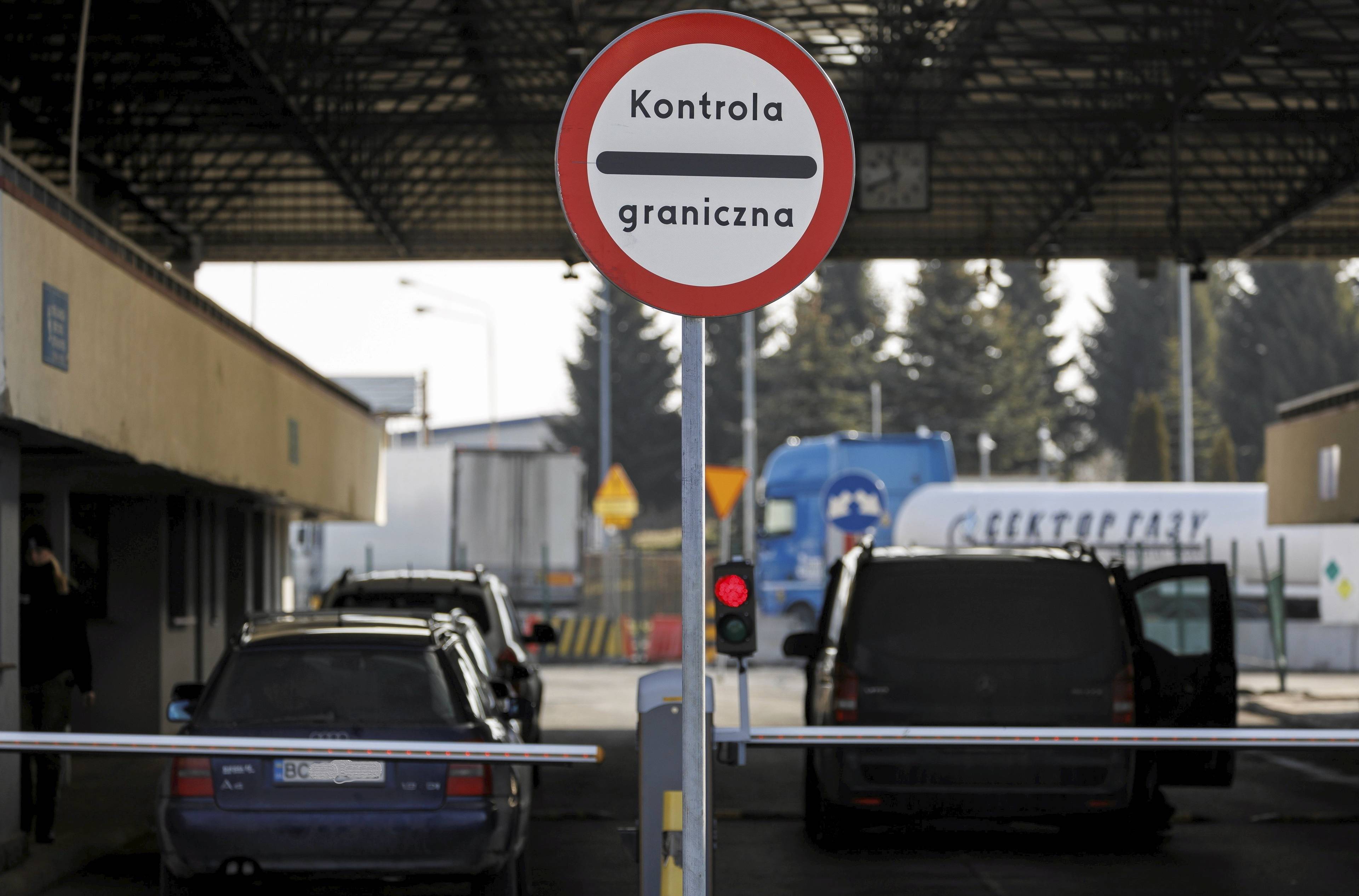 Samochód na ukraińskiej (częsciowo zamazanej ) rejestracji wyjeżdżający z Polski na granicy