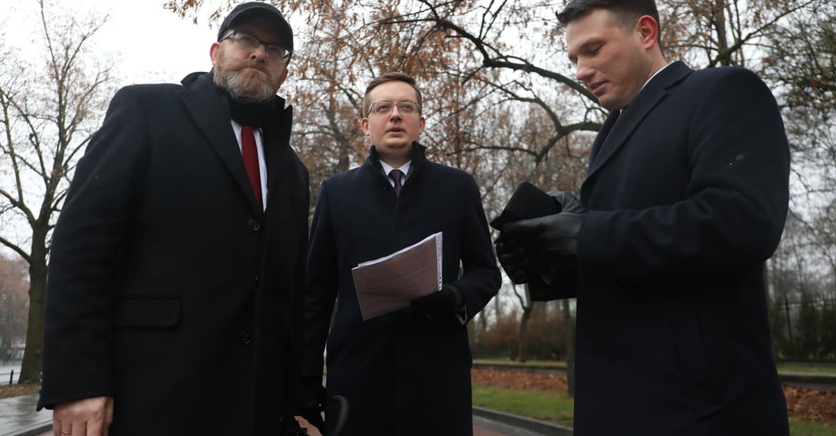 Sondaż OKO.press. Prawica nie ZA Nawrockim, ale PRZECIW Trzaskowskiemu. Nie przedawkować oburzenia