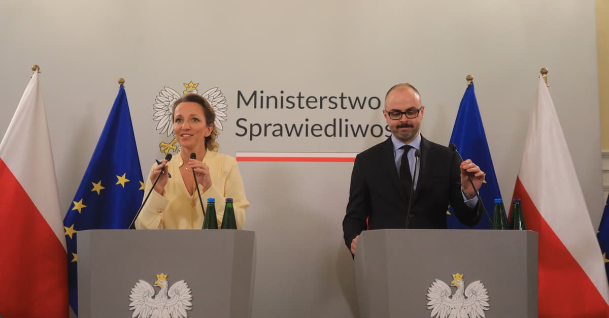 Prawie 400 stron o tym, jak media publiczne za rządów PiS szczuły na obywateli oraz aktywistów