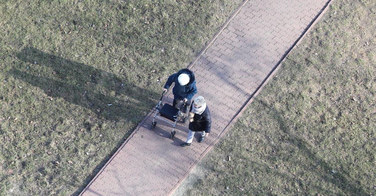 Jak wygląda opieka długoterminowa w Polsce? Badacze czekają na Wasze historie