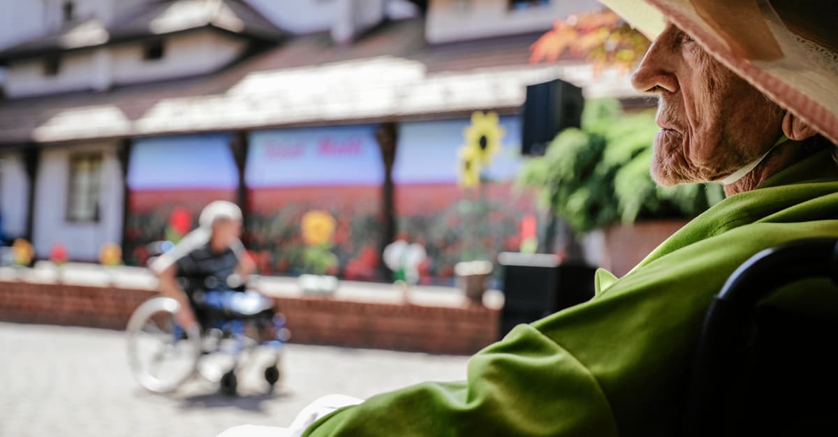 Europejski łańcuch opieki. Polki wyjeżdżają na Zachód, polskimi seniorami opiekują się Ukrainki