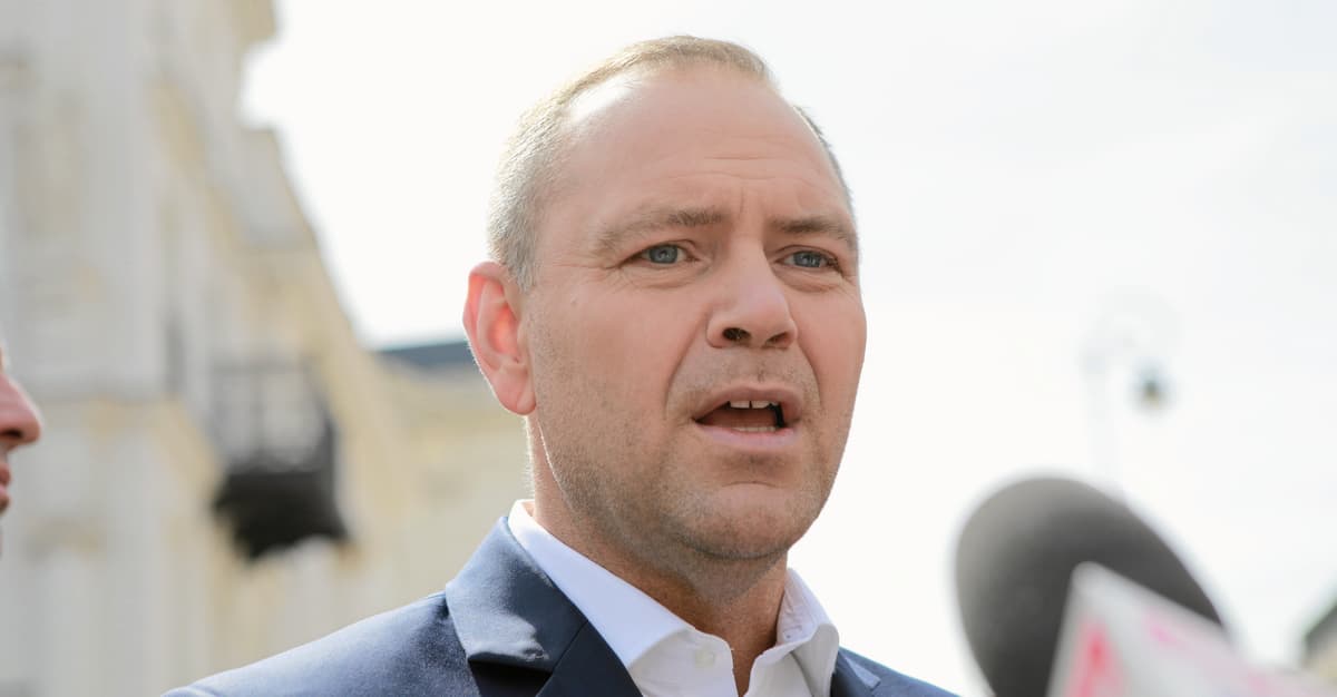 temuArtykułEwa SiedleckaChcenie jako model sprawowania władzy prezydenckiejEwa Siedlecka