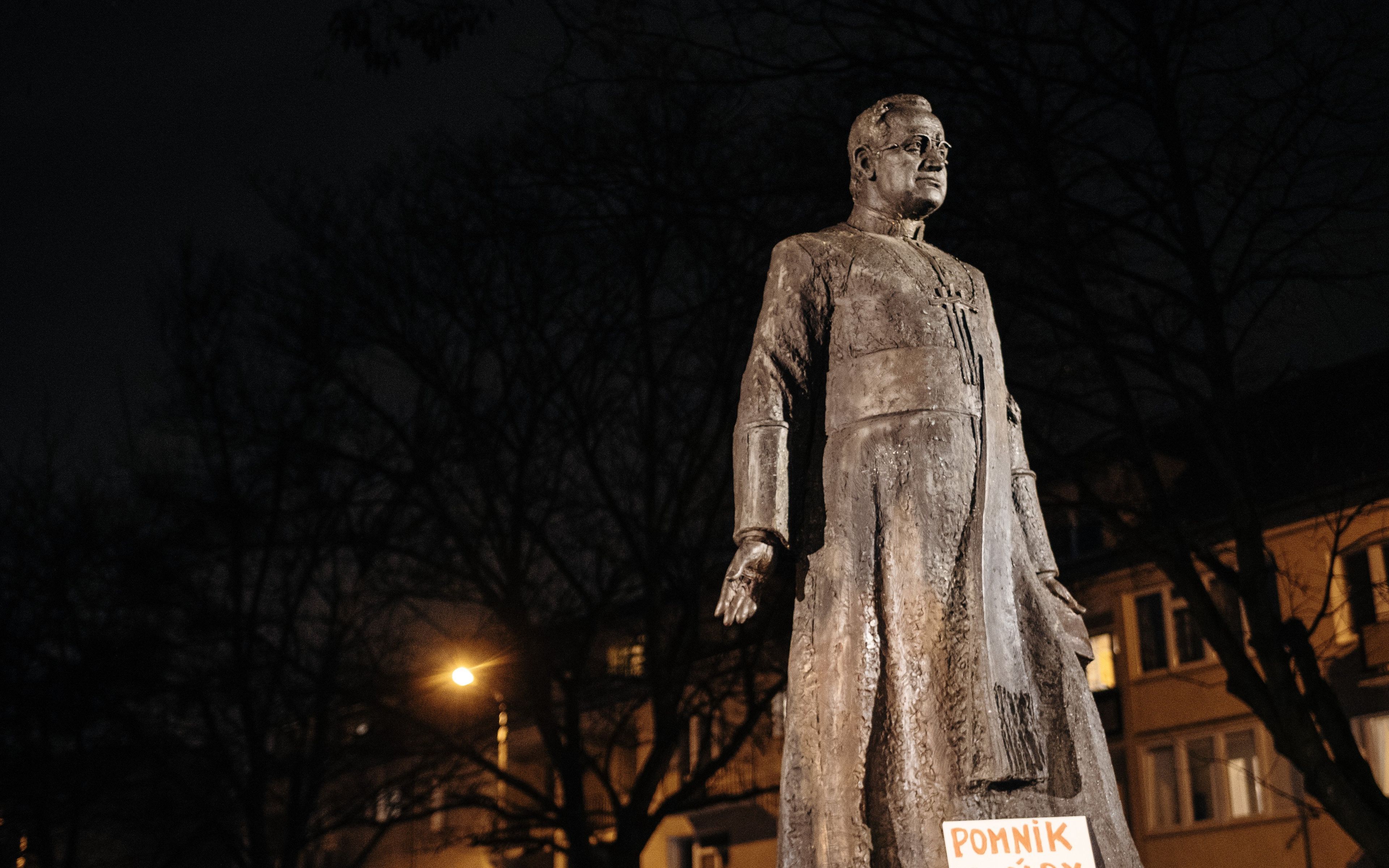 12.01.2019 Gdansk , ul . Stolarska . Protest pod pomnikiem ks . Henryka Jankowskiego . Organizatorem protestu byl Michal Wojciechowicz , ktory jest ofiara ksiedza Jankowskiego , inicjator powolania komisji do badania pedofilii w kosciele .
Fot. Bartosz Banka / Agencja Gazeta