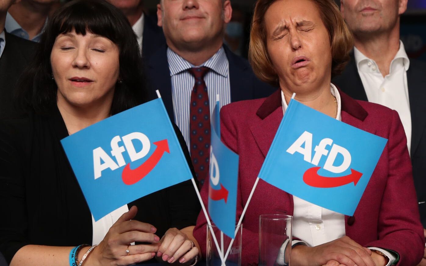 Deputy leader of the parliamentary group of the far-right Alternative for Germany (AfD) party Beatrix von Storch (C) and co-leader and top candidate of Germany's far-right Alternative for Germany (AfD) party Tino Chrupalla (R) react to exit pools at the event location "La Festa" during the electoral evening in an eastern district of Berlin on September 26, 2021 during the German general elections. (Photo by Ronny HARTMANN / AFP)
